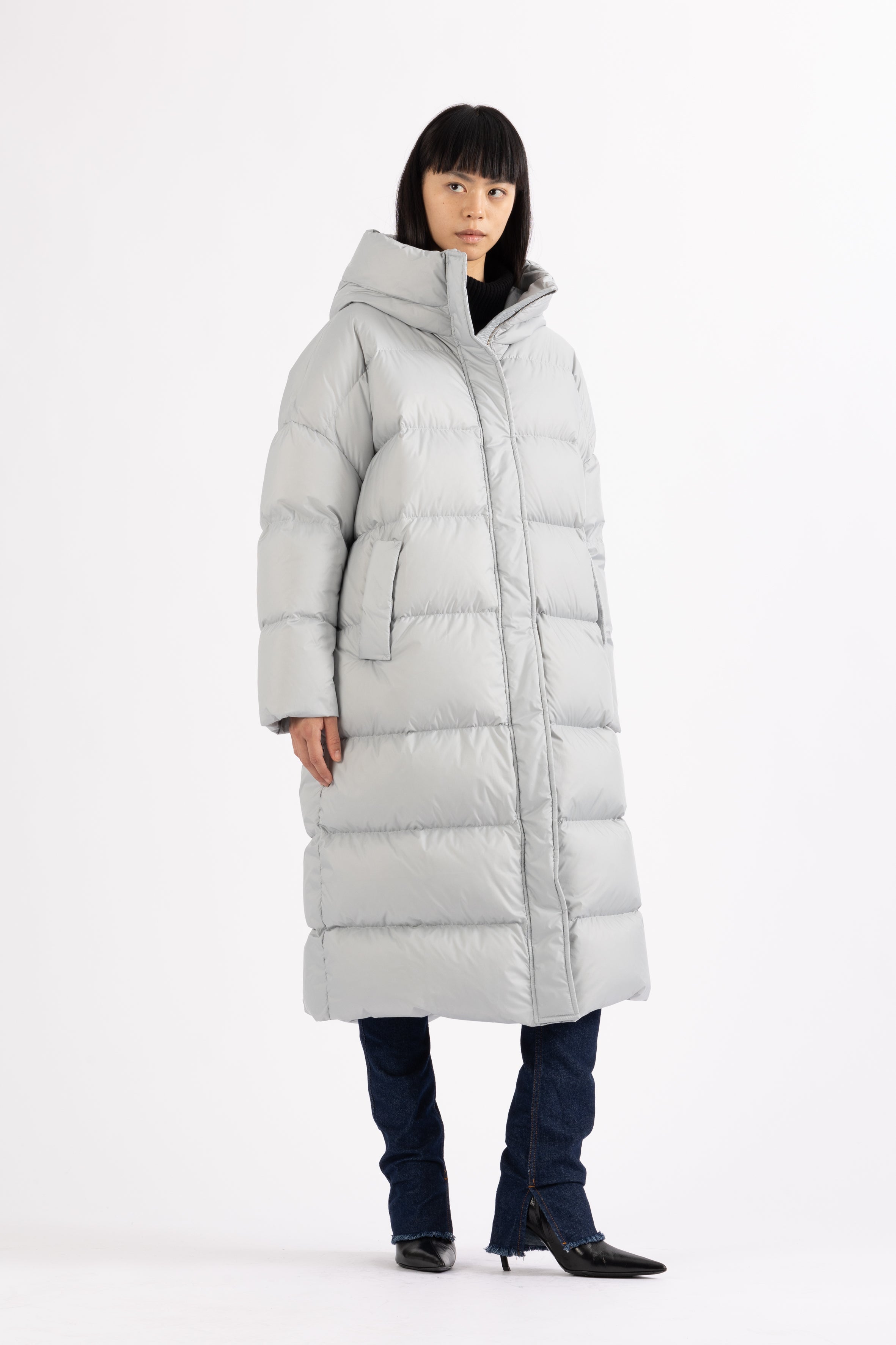 Dropped shoulders Lempelius long downcoat in iced grey