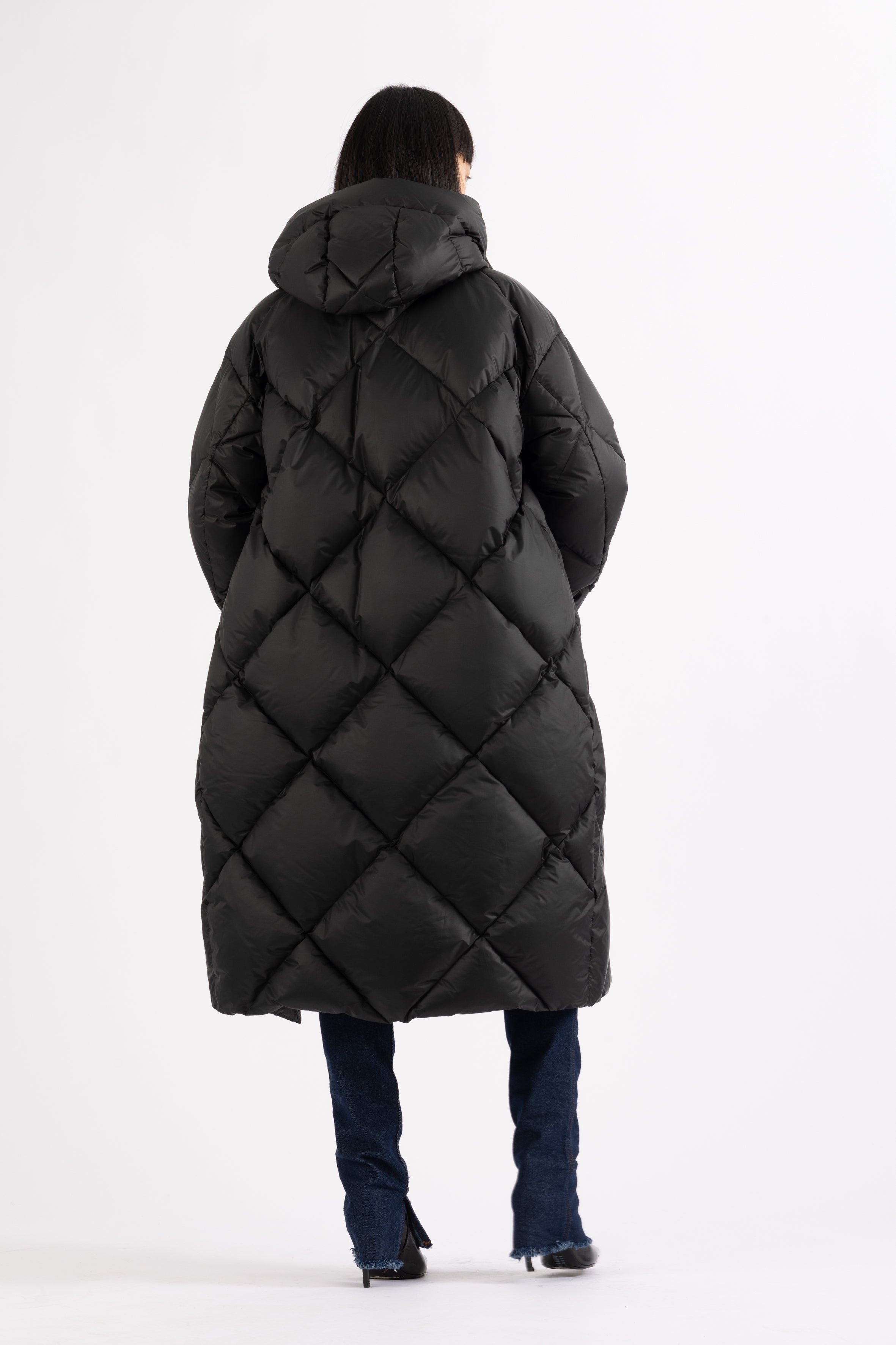 large Diamond Quilted down coat with polished two-way metal zipper