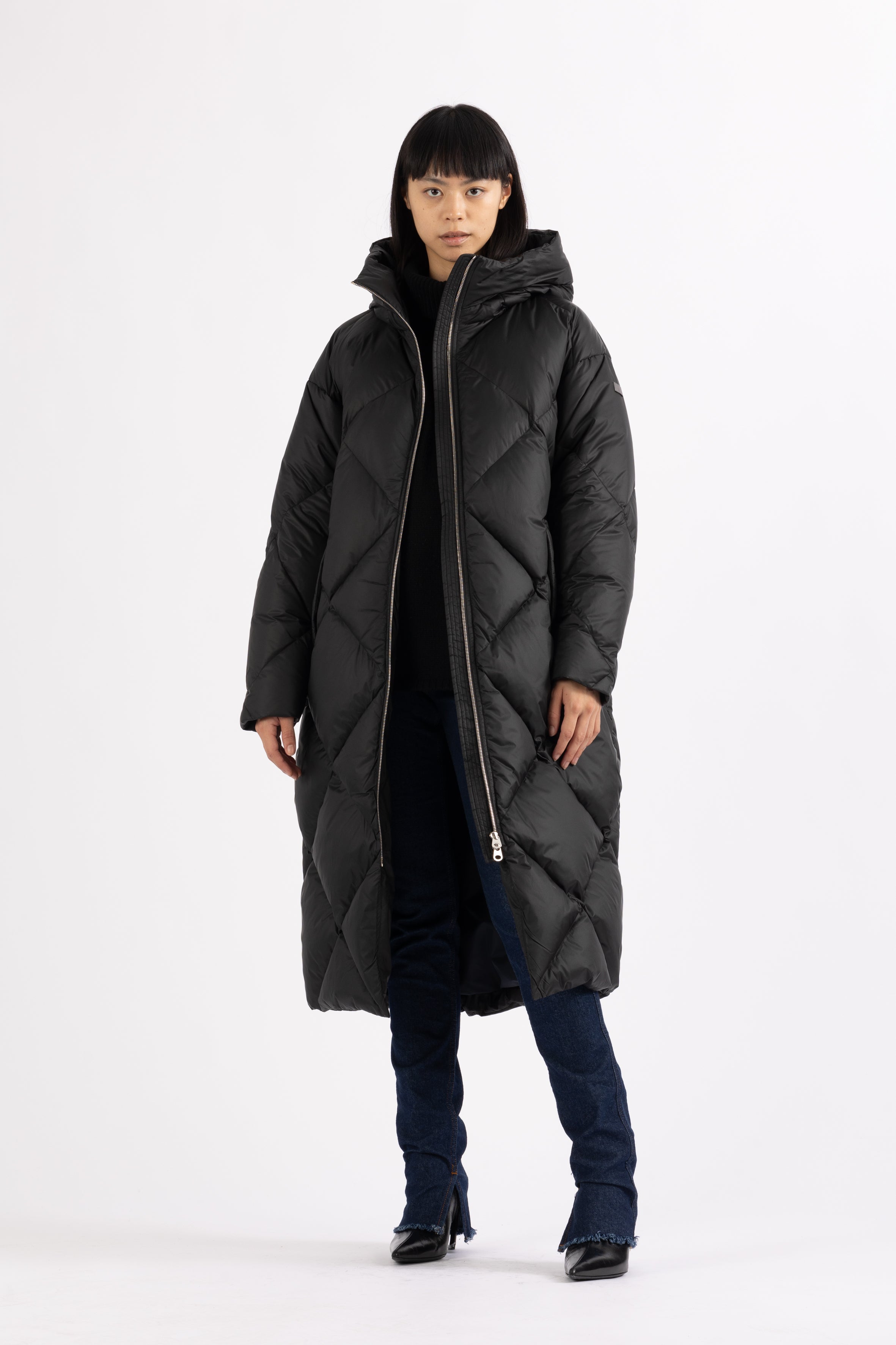 large Diamond Quilted down coat with polished two-way metal zipper