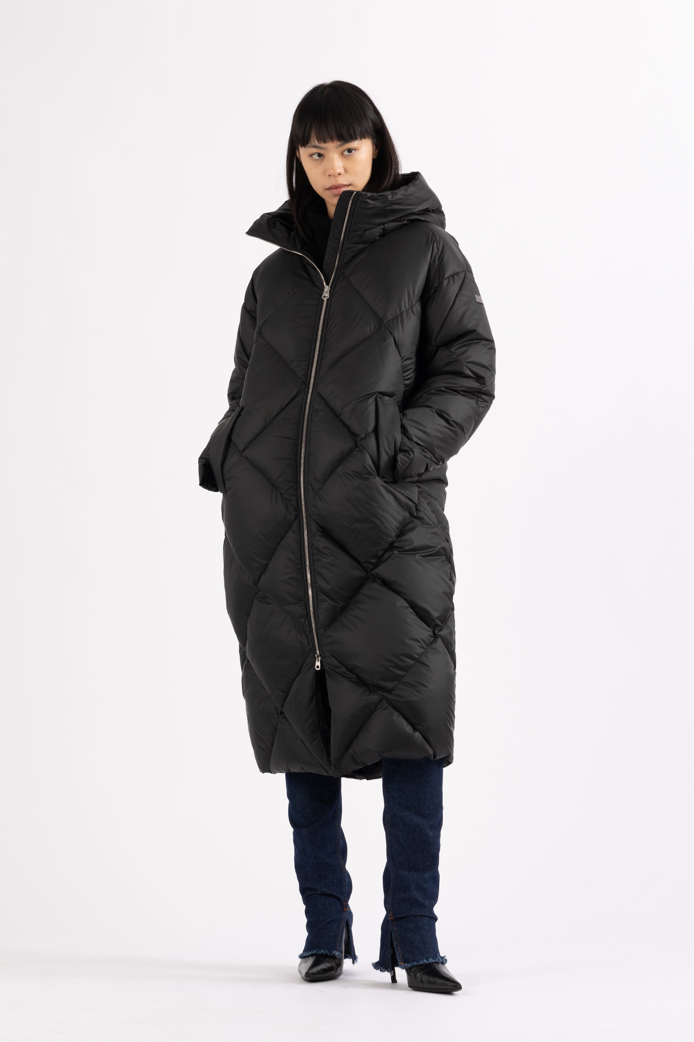 large Diamond Quilted down coat with polished two-way metal zipper