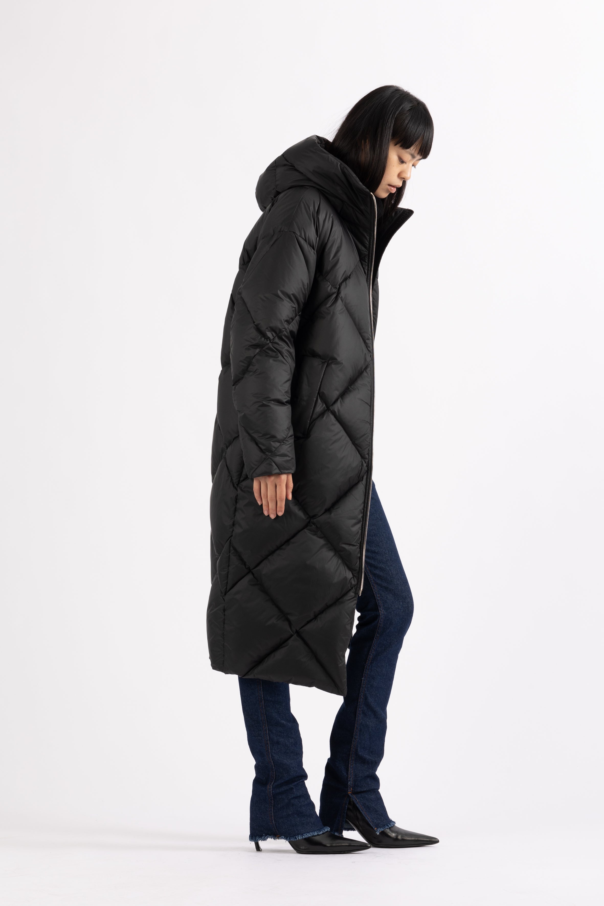 large Diamond Quilted down coat with polished two-way metal zipper