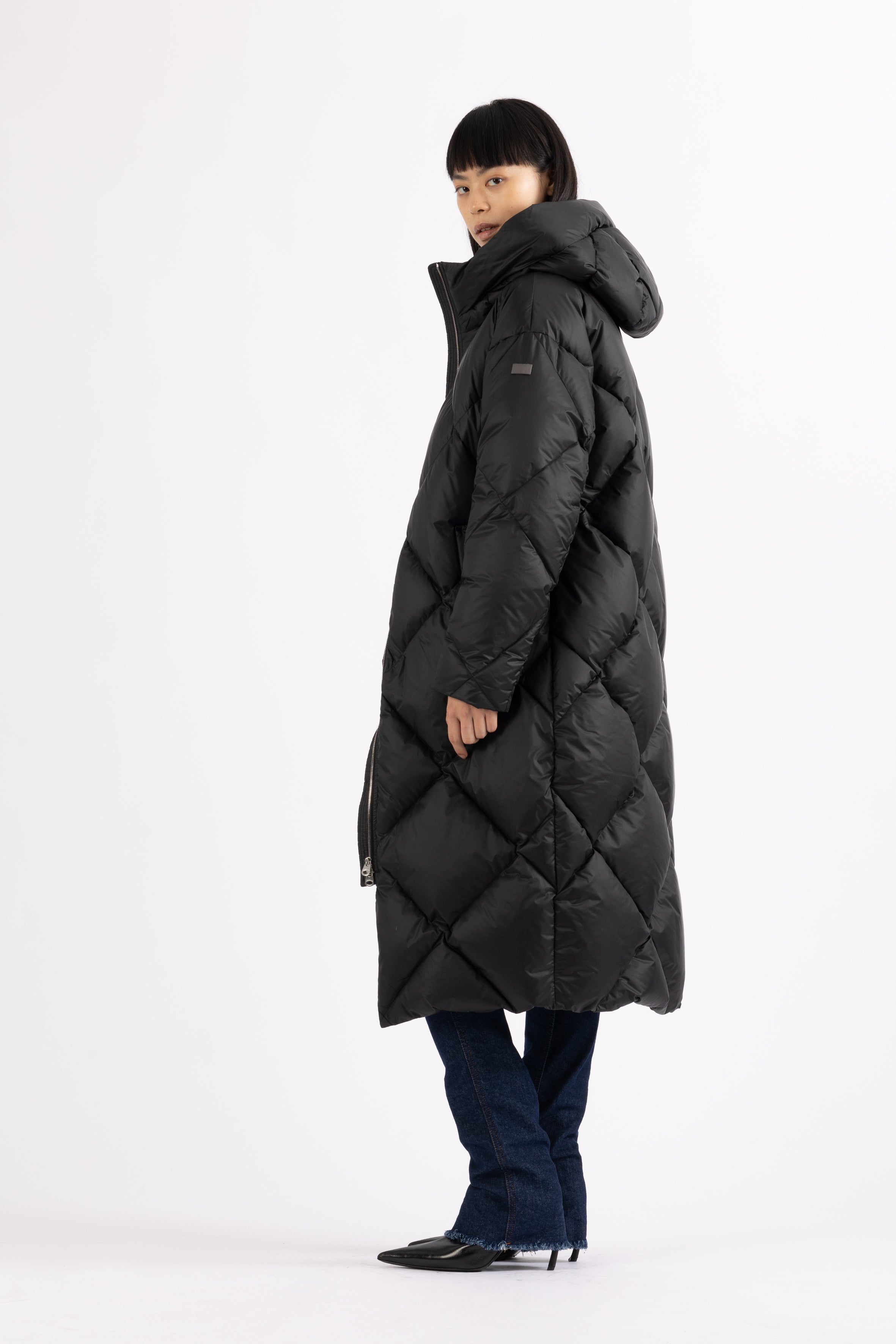 large Diamond Quilted down coat with polished two-way metal zipper
