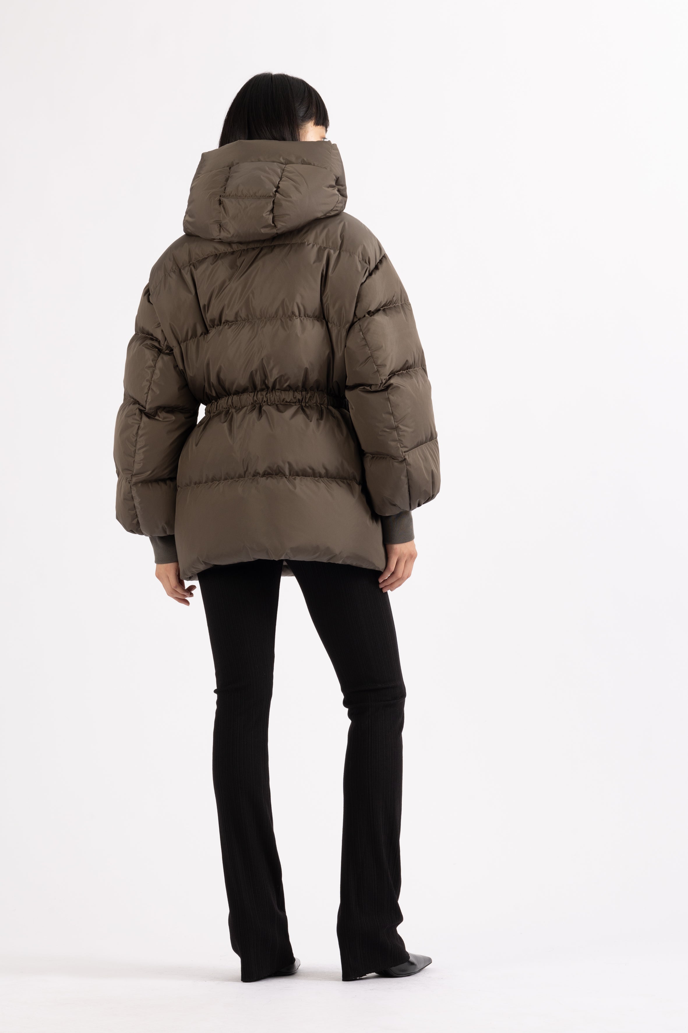 hooded LEMPELIUS short down jacket in foggy green with cotton cuffs fitted at the waist form the front