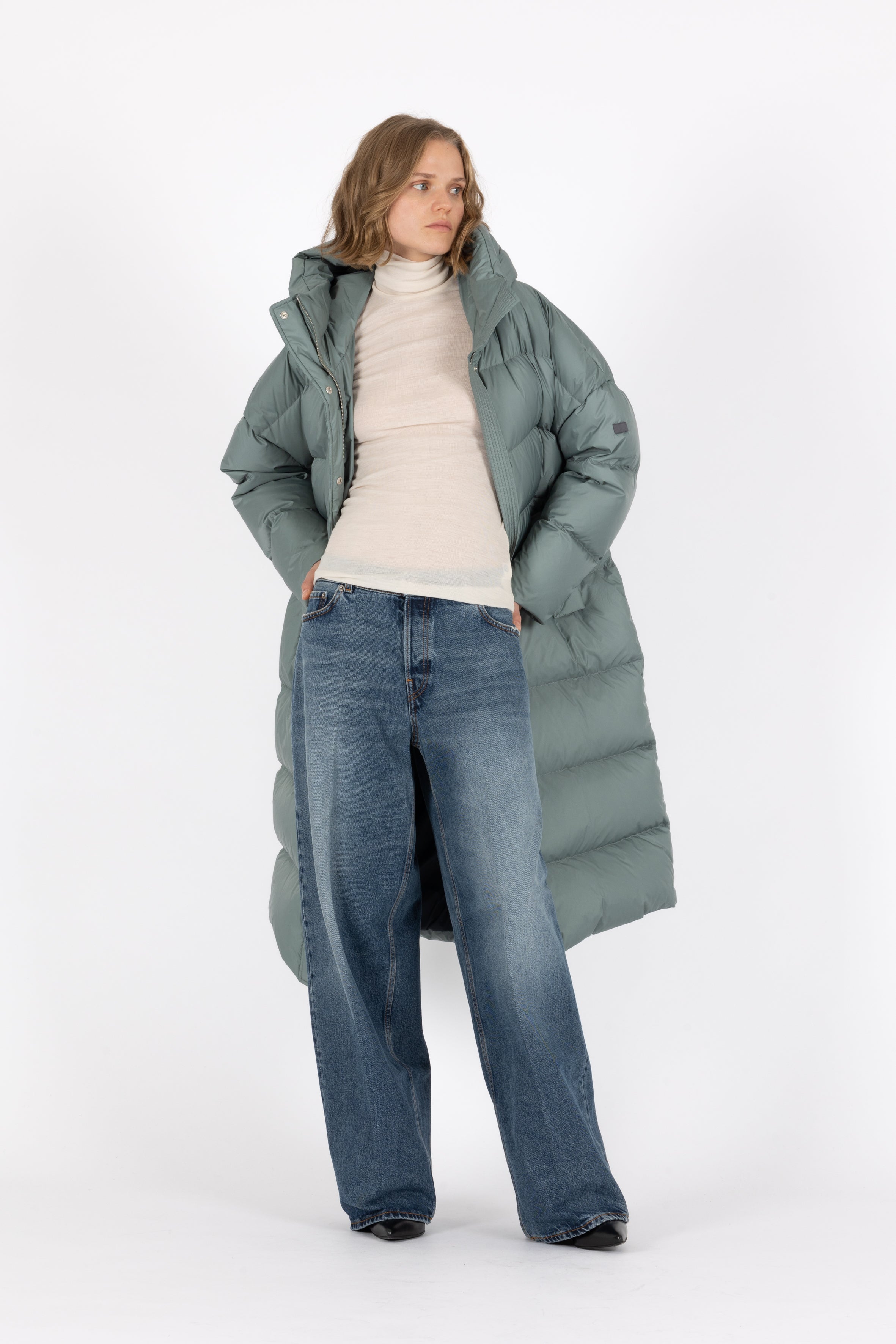 Dropped shoulders Lempelius long downcoat in sage