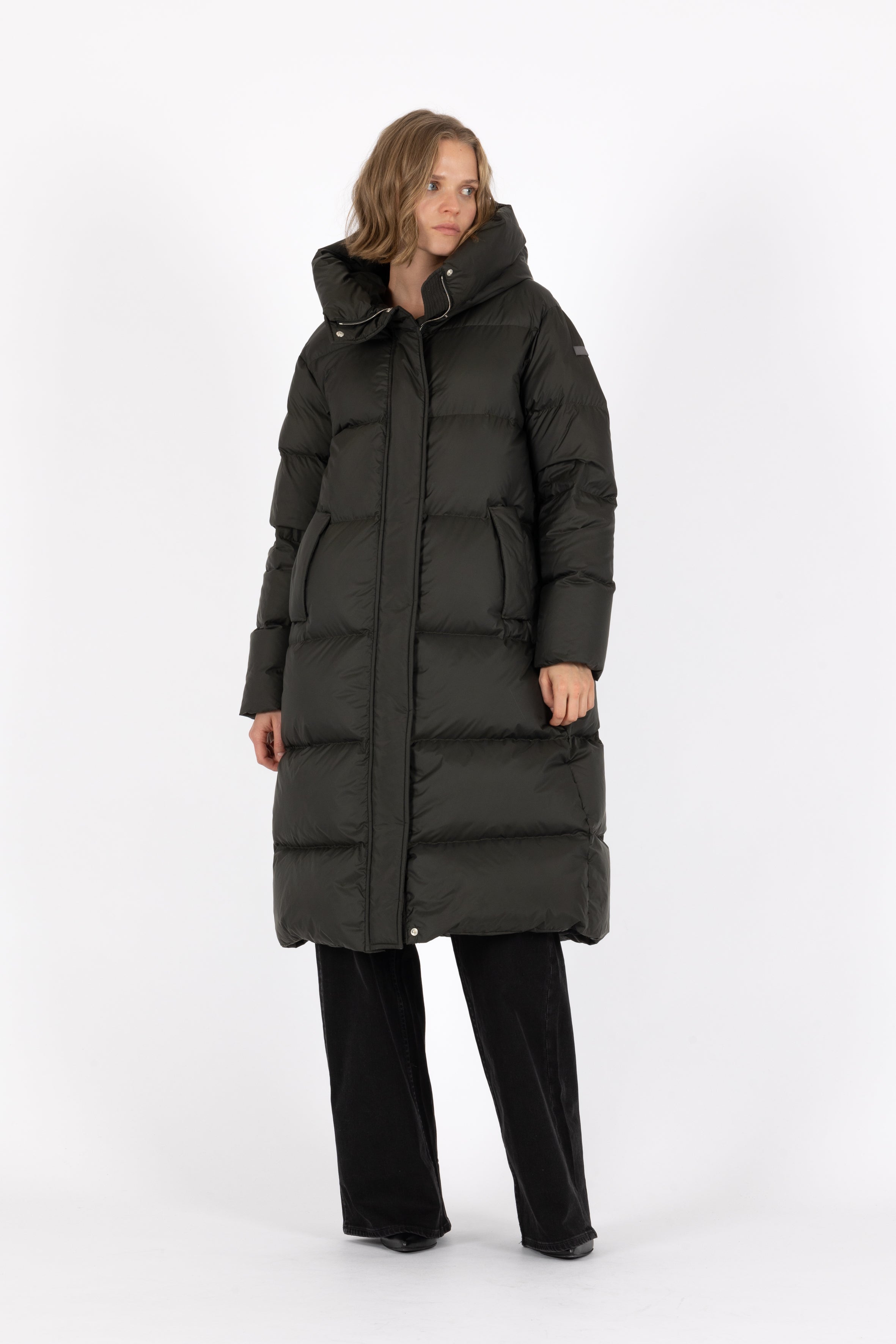 Long hooded Lempelius downcoat with a slim sihouette