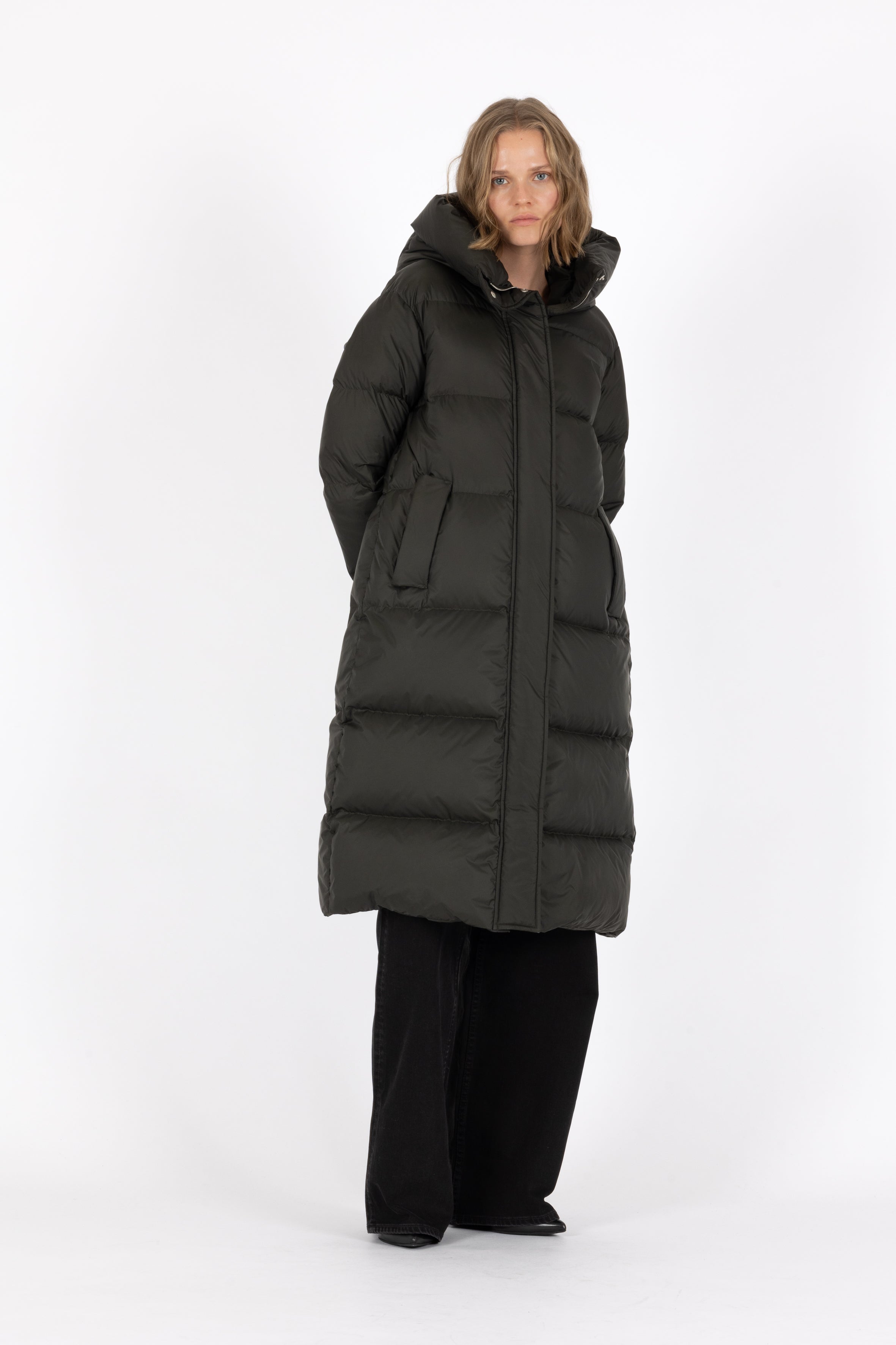 Long hooded Lempelius downcoat with a slim sihouette