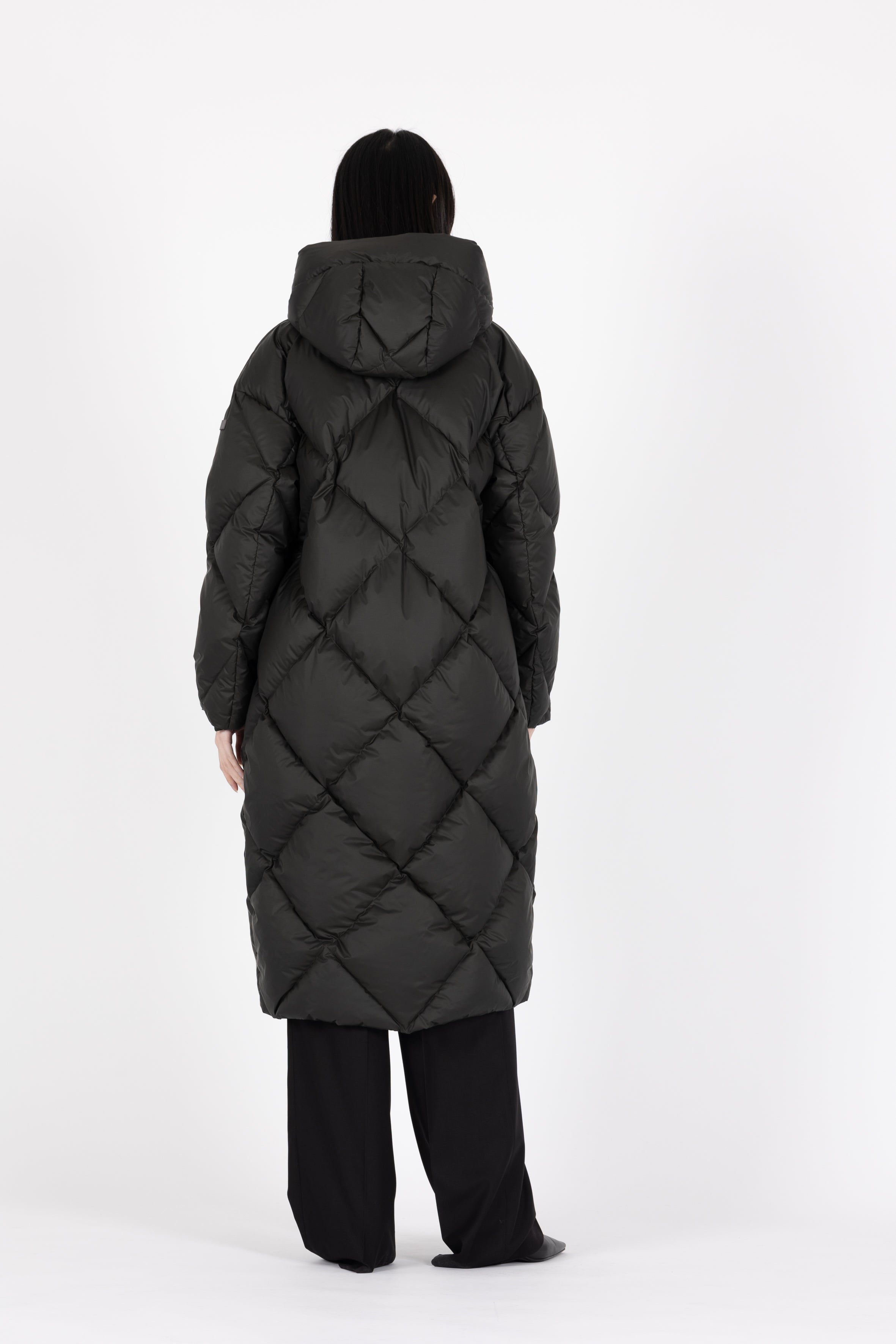 large Diamond Quilted down coat with polished two-way metal zipper