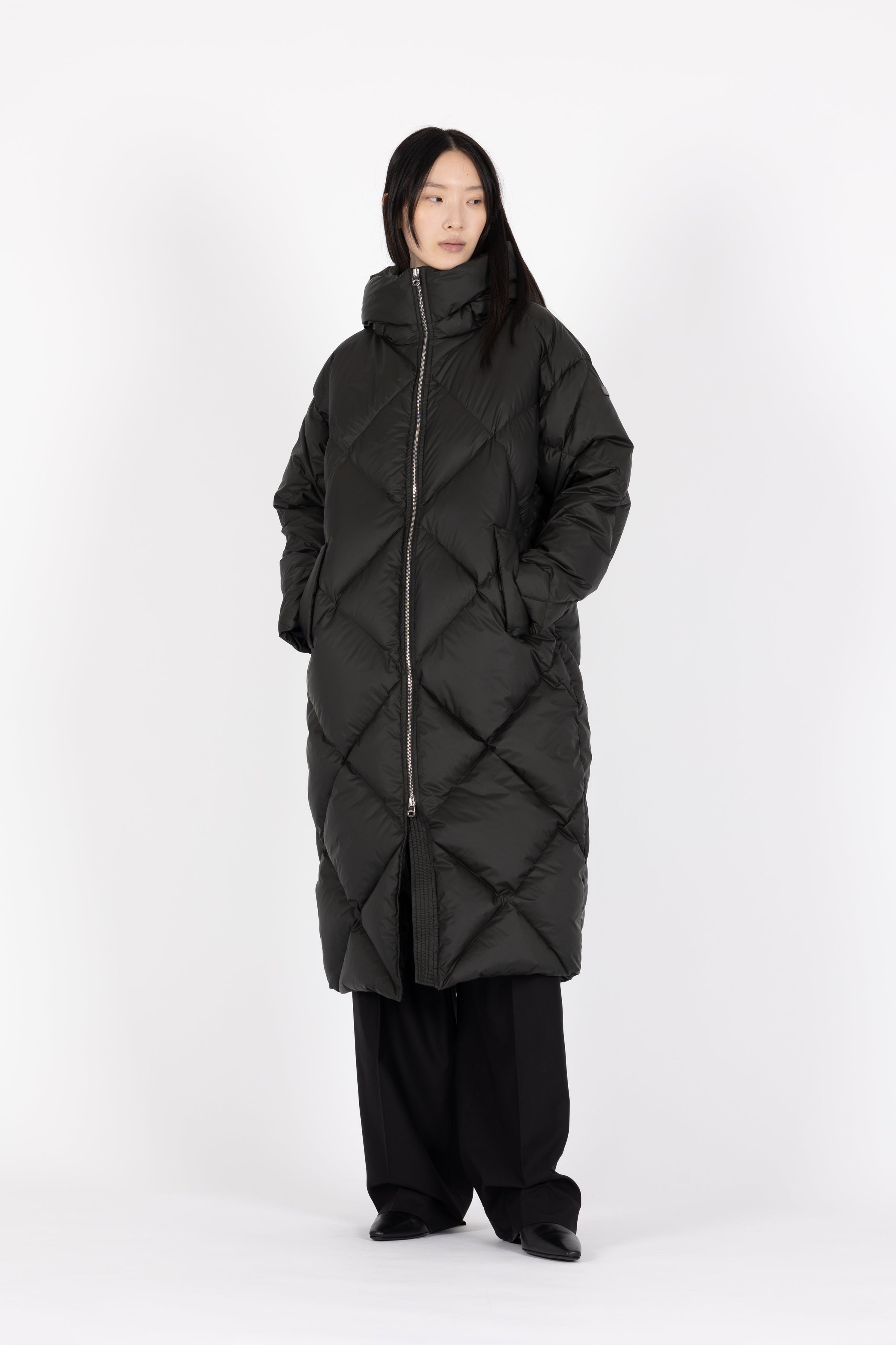 large Diamond Quilted down coat with polished two-way metal zipper