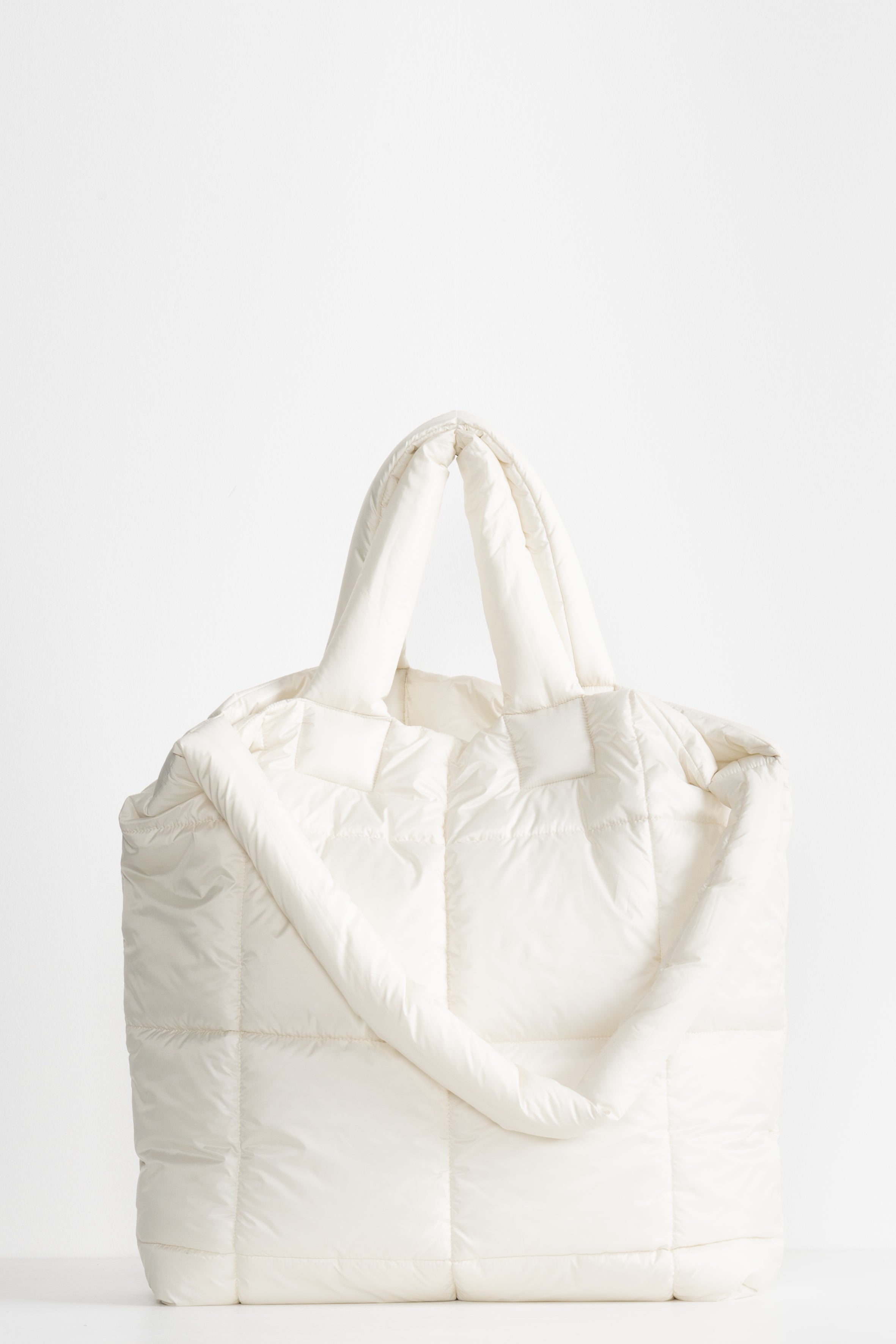 Voluminous Lempelius Pufferbag in the color white