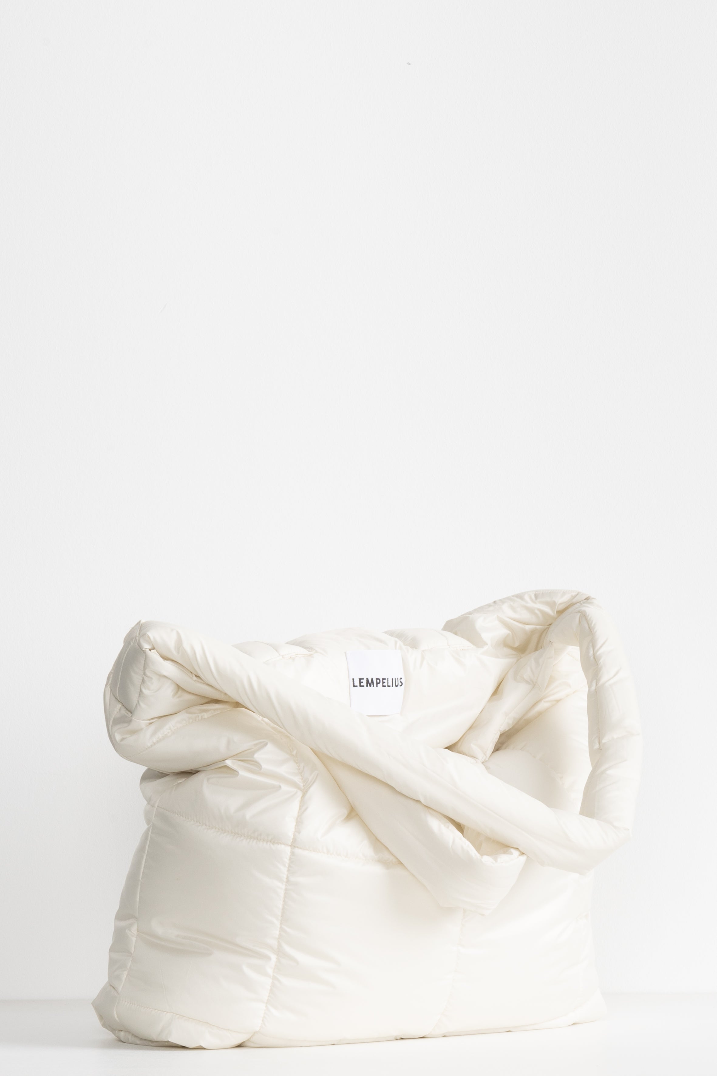 Voluminous Lempelius Pufferbag in the color white