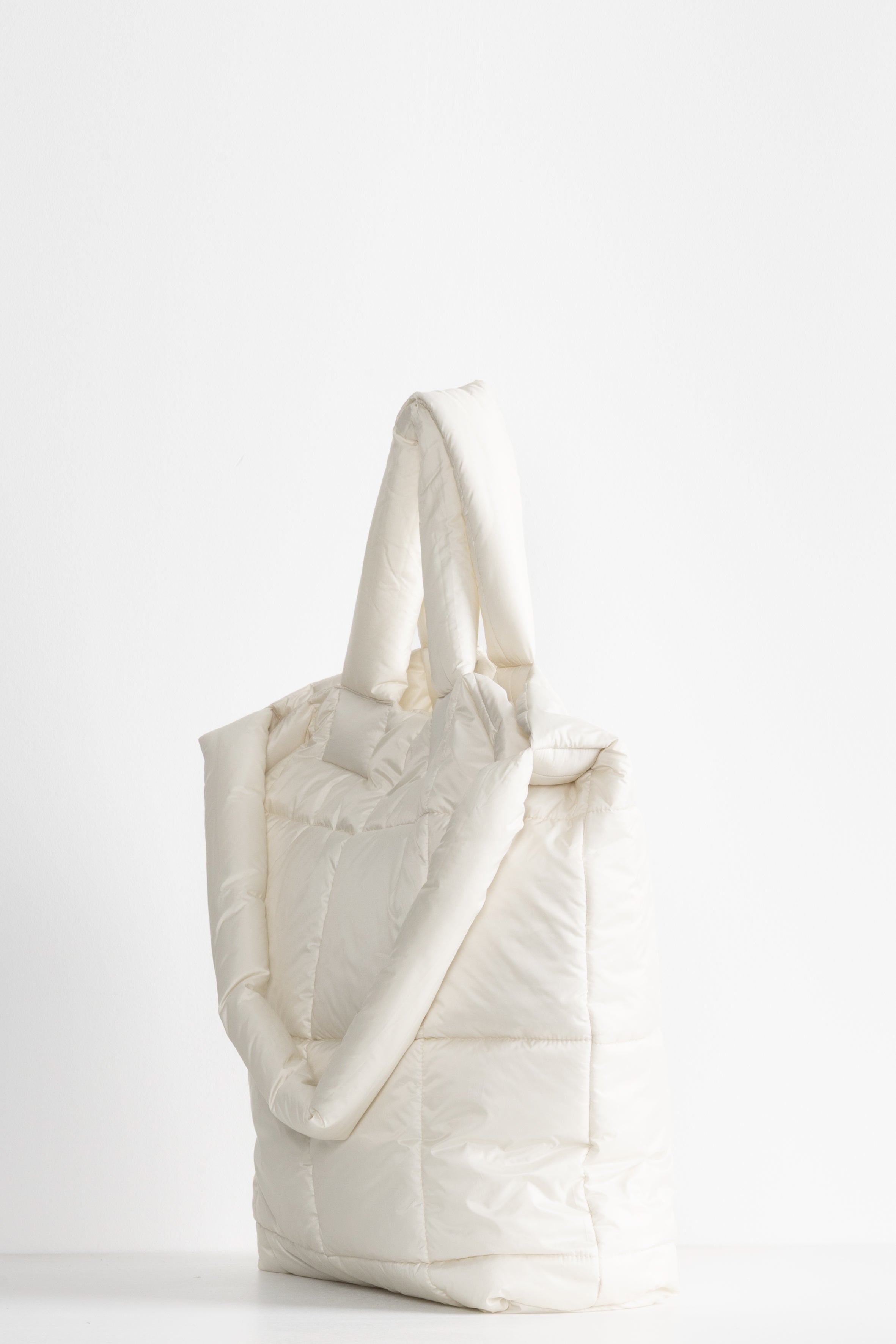 Voluminous Lempelius Pufferbag in the color white