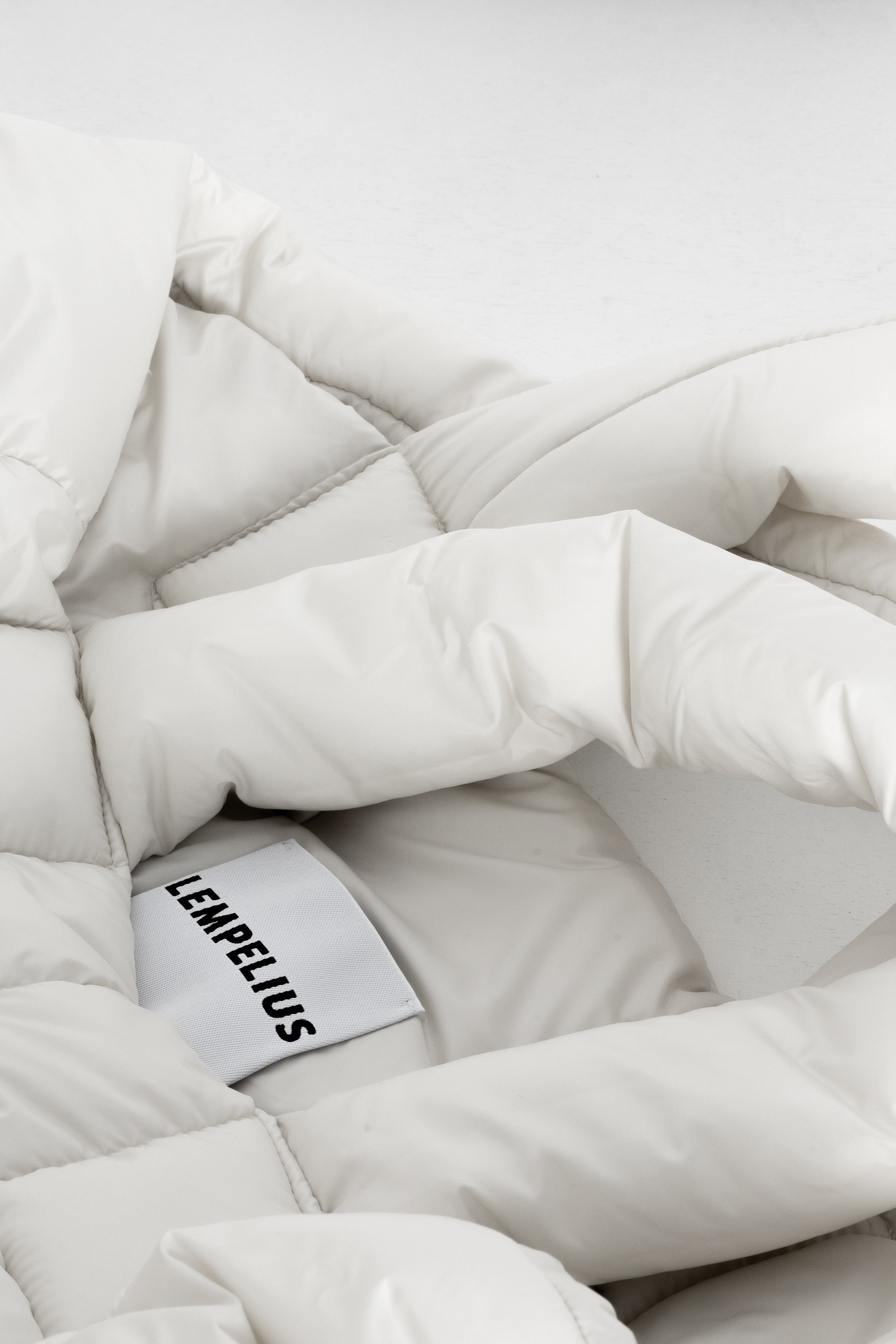 Voluminous Lempelius Pufferbag in the color white