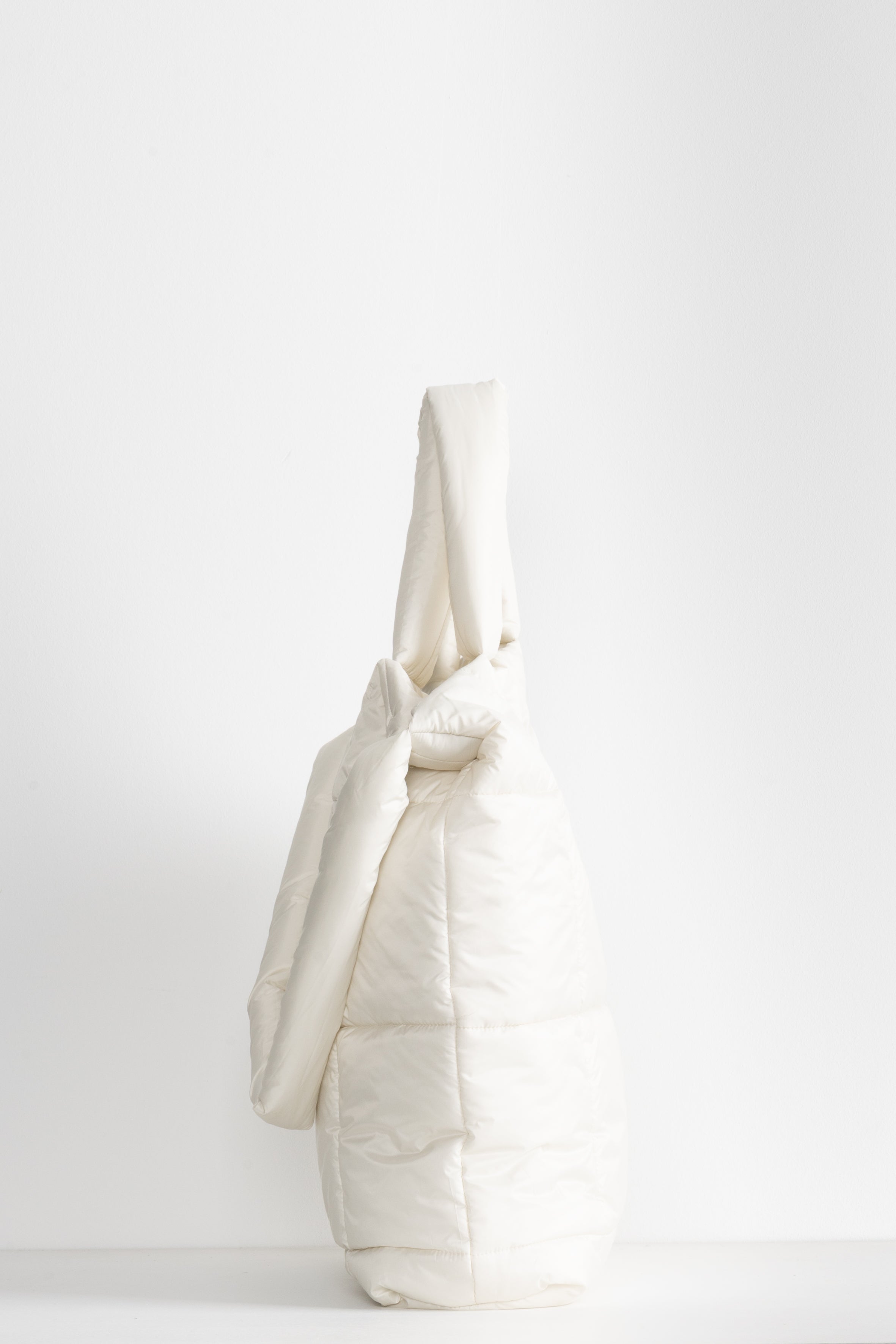 Voluminous Lempelius Pufferbag in the color white