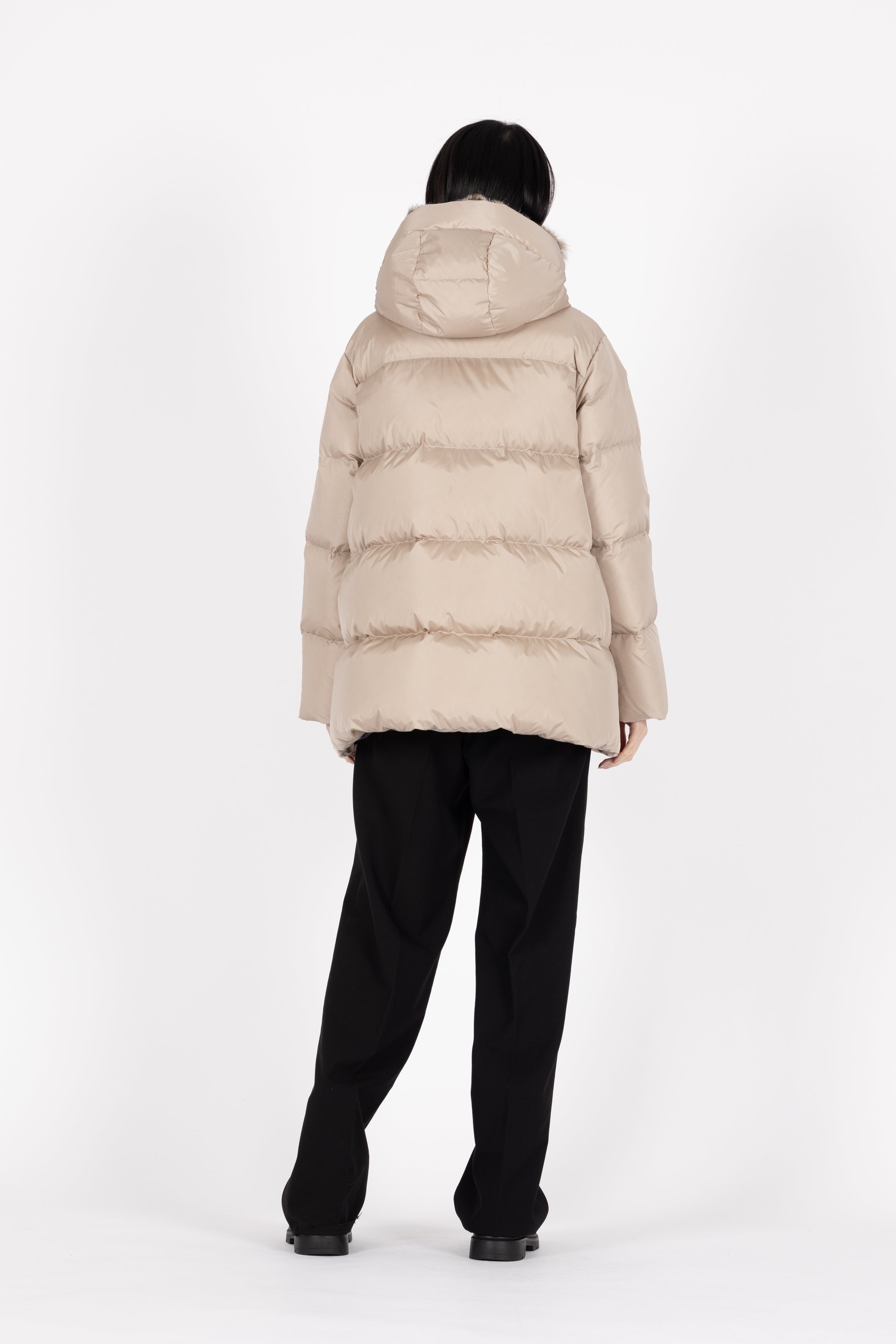 short down jacket with flap pockets and fur