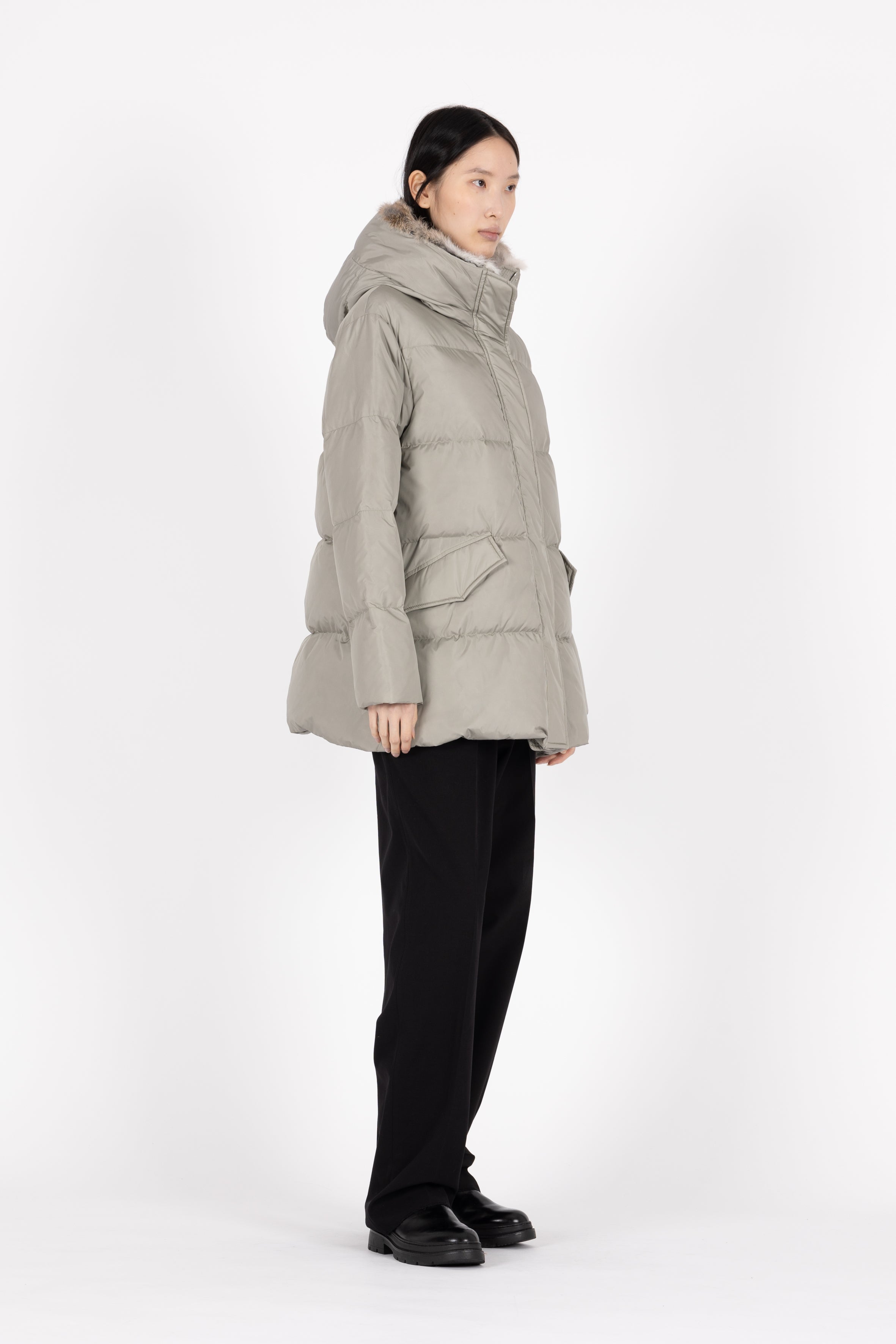 short down jacket with flap pockets and fur