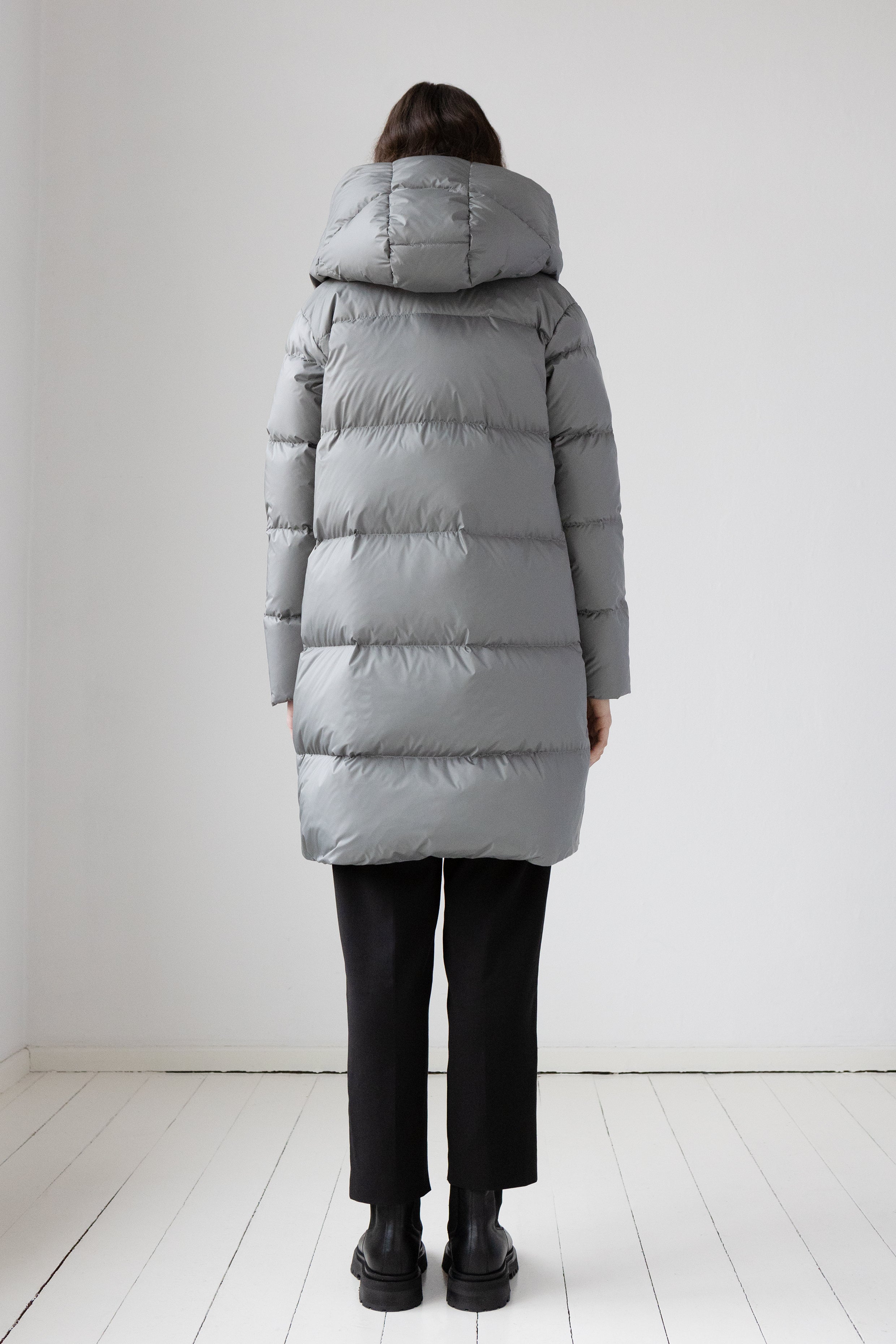 fitted mid lenght Lempelius down coat in stone