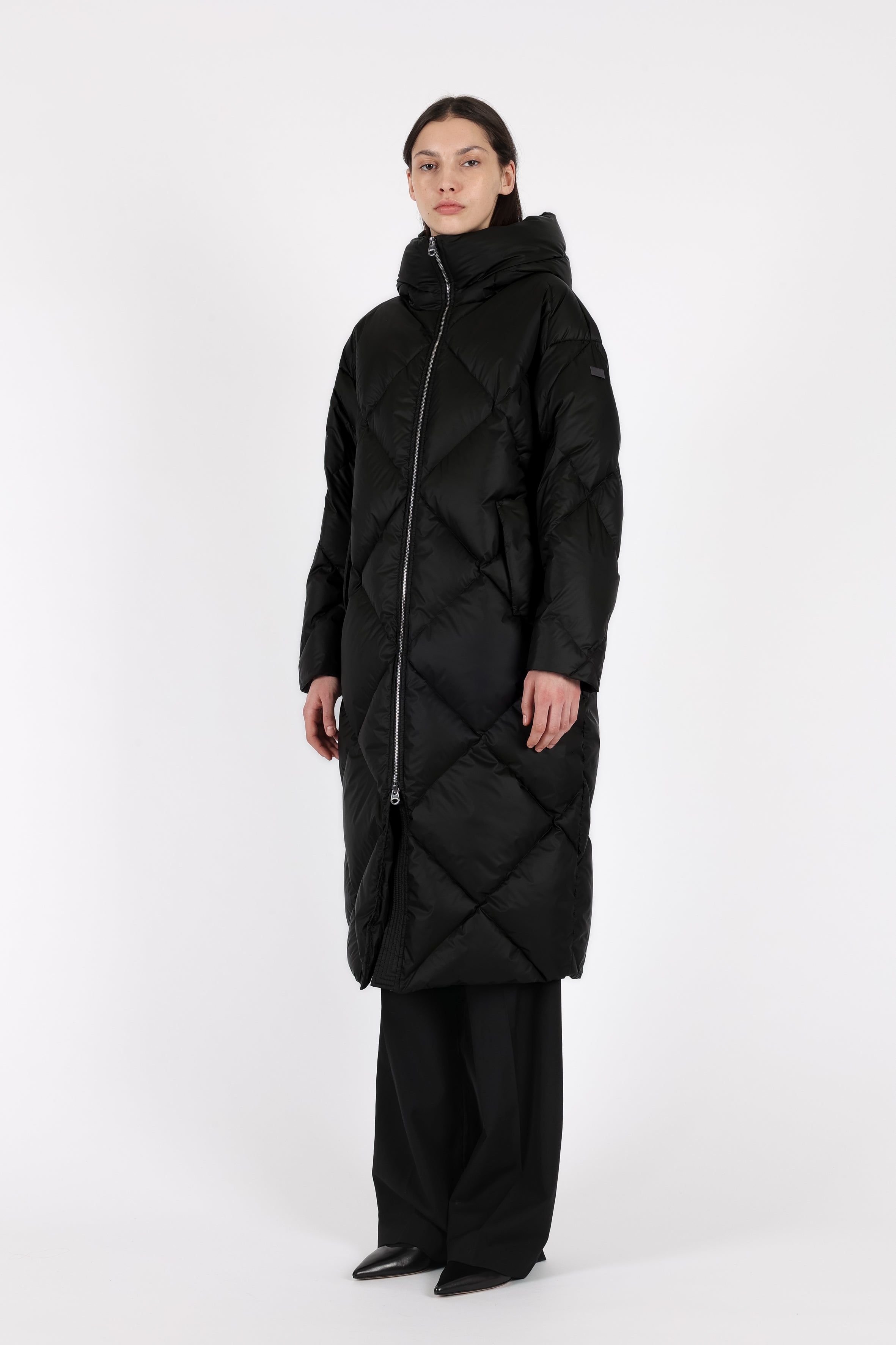 large Diamond Quilted down coat with polished two-way metal zipper