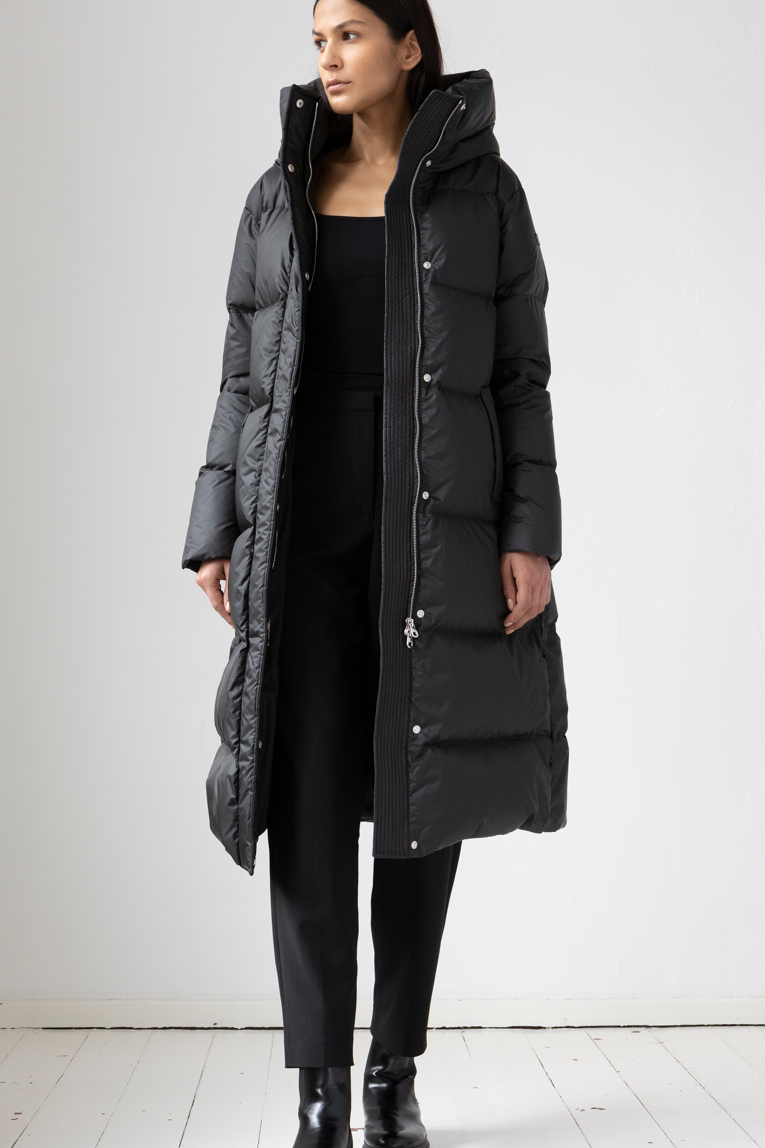 Long hooded Lempelius downcoat with a slim sihouette