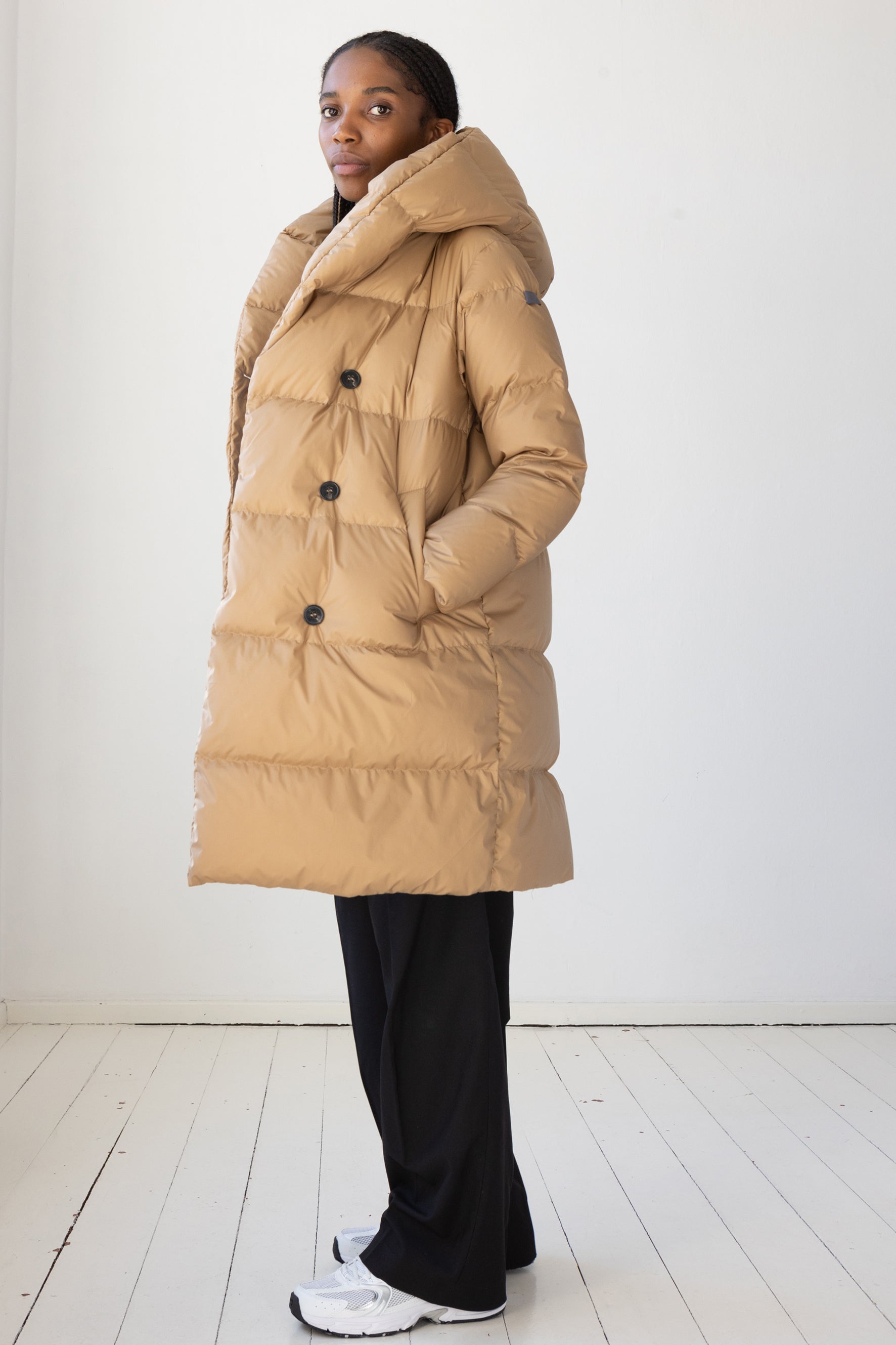 fitted mid lenght Lempelius down coat in biscuit