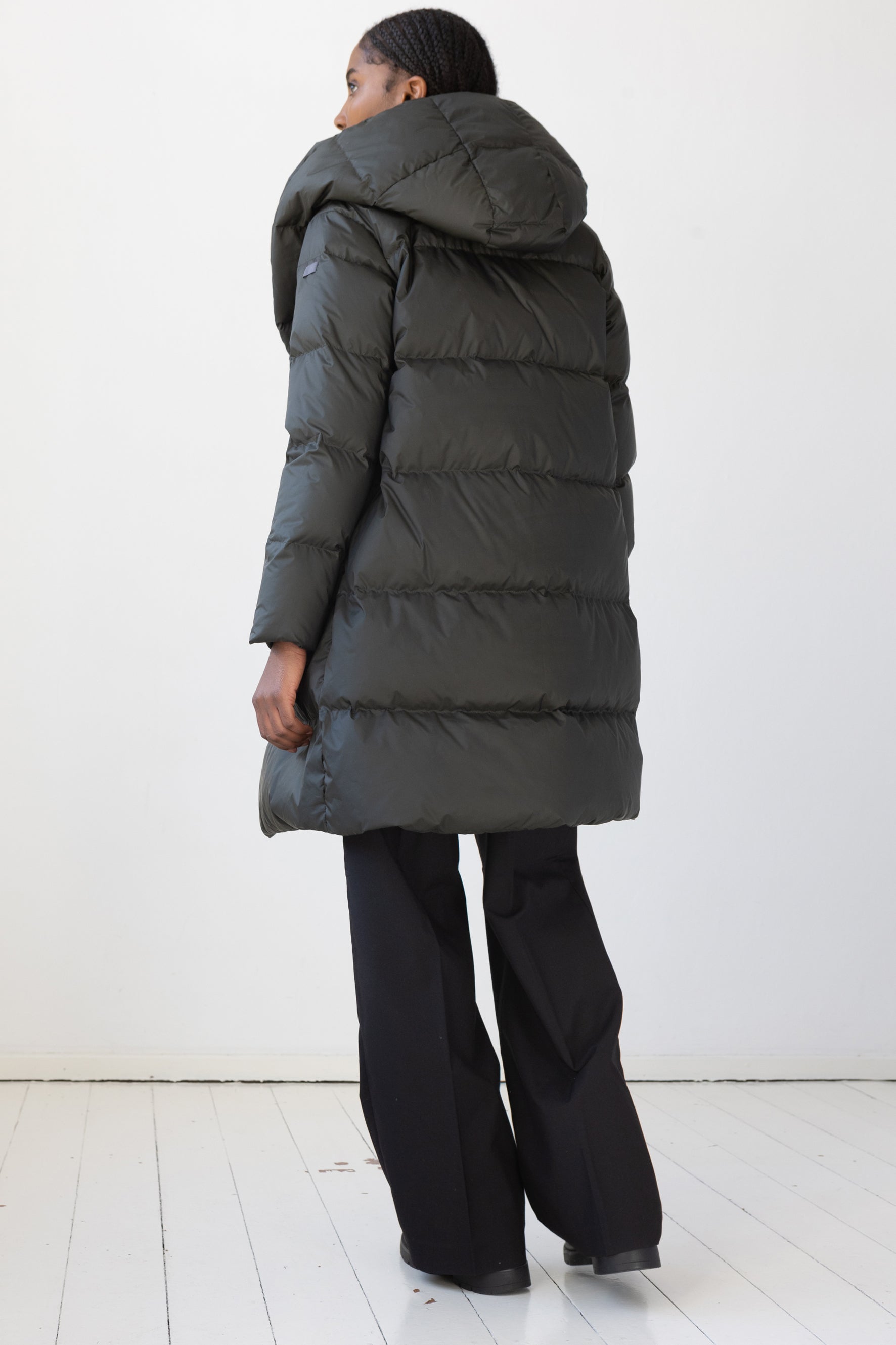 fitted mid lenght Lempelius down coat in deep green