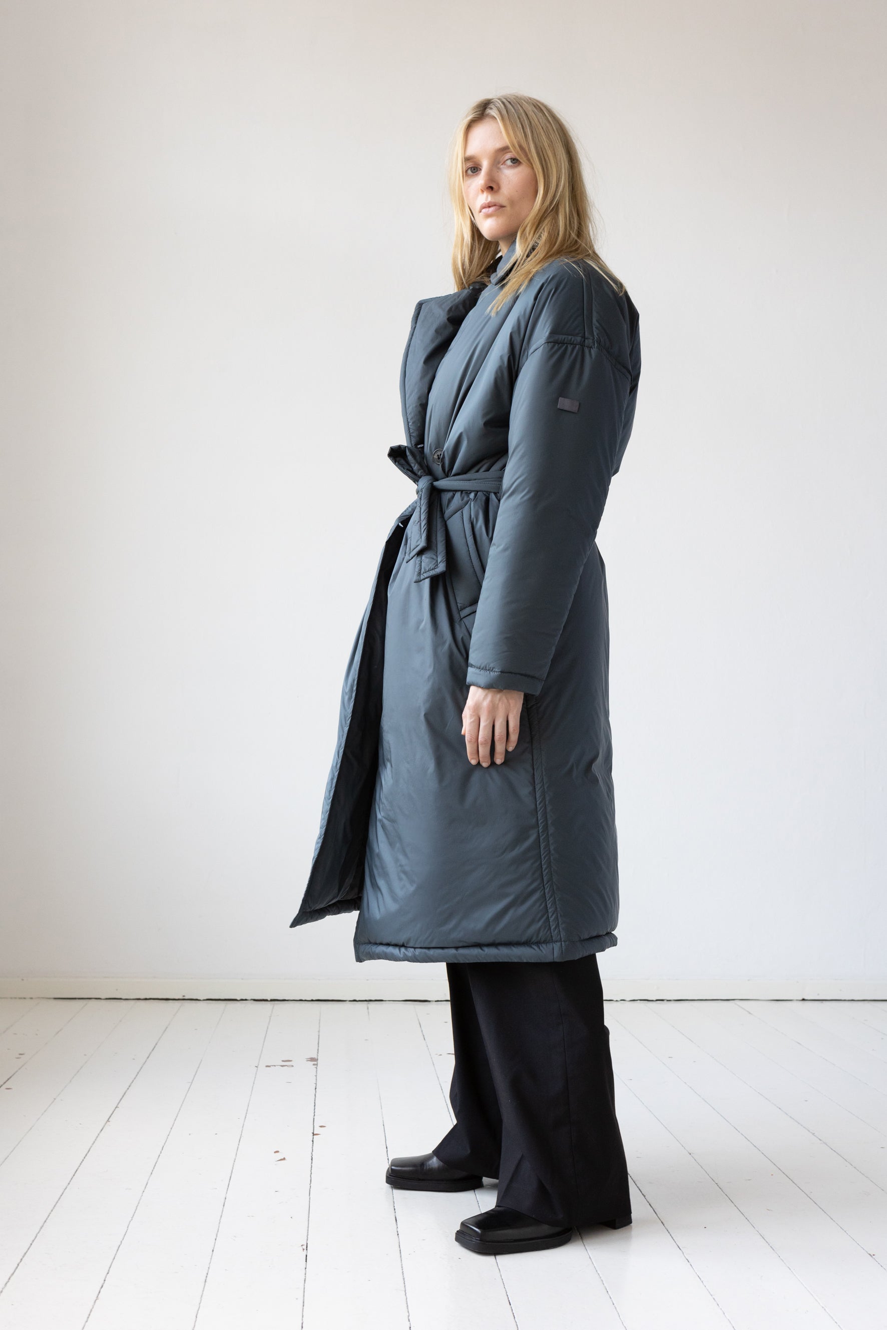 lightweight Lempelius trenchcoat with a relaxed fit