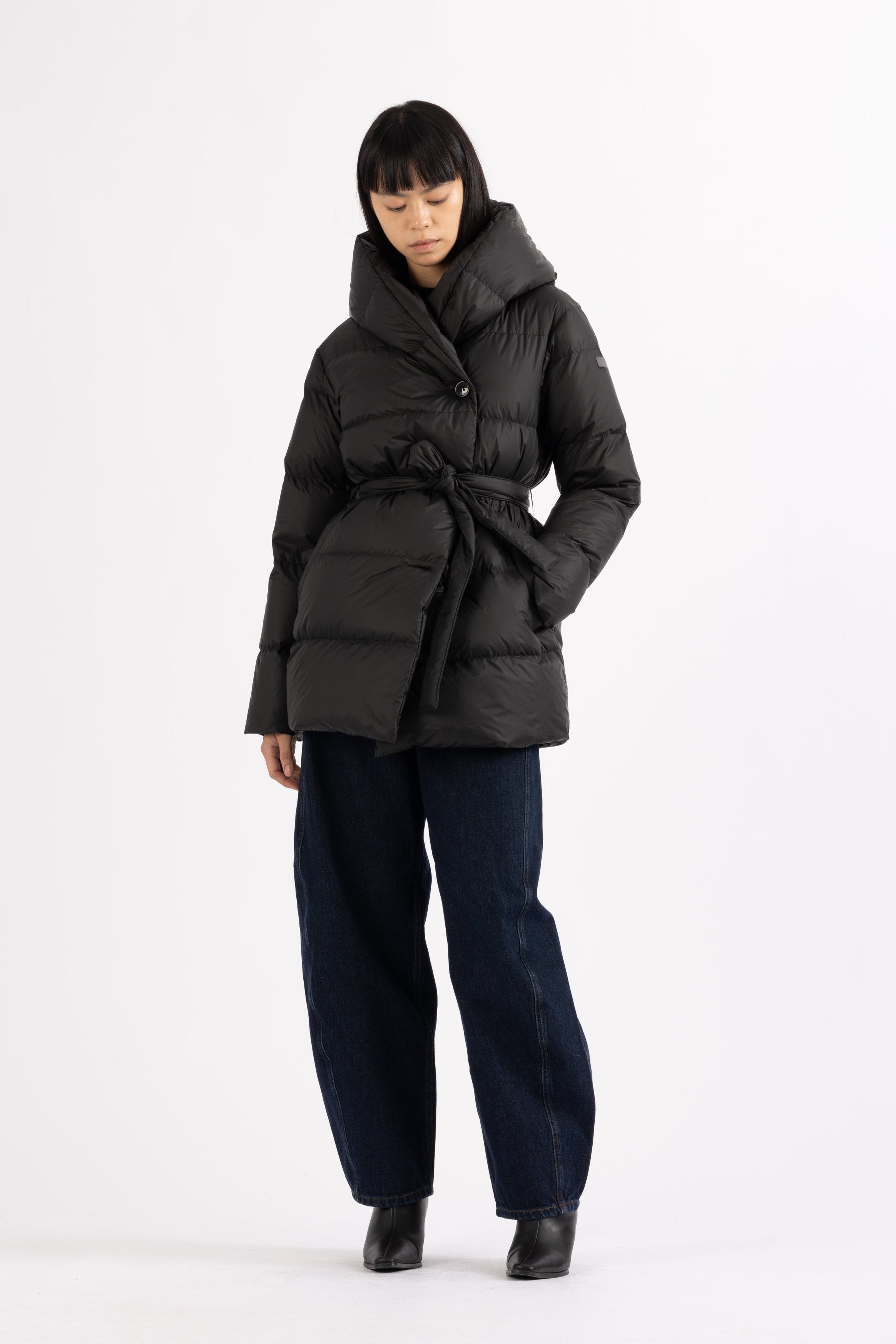 slim silhouette Lempelius down coat in the color black