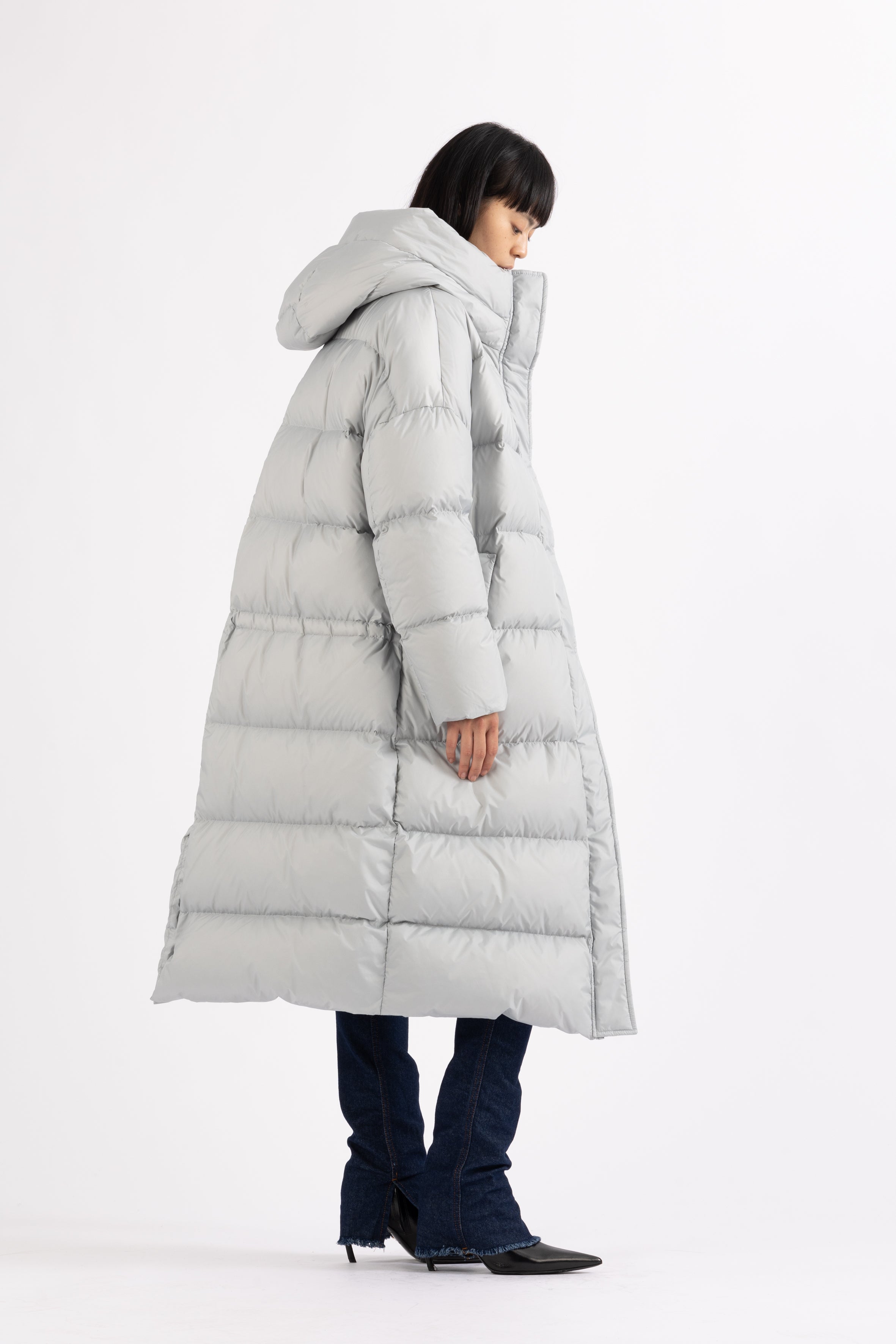 Dropped shoulders Lempelius long downcoat in iced grey