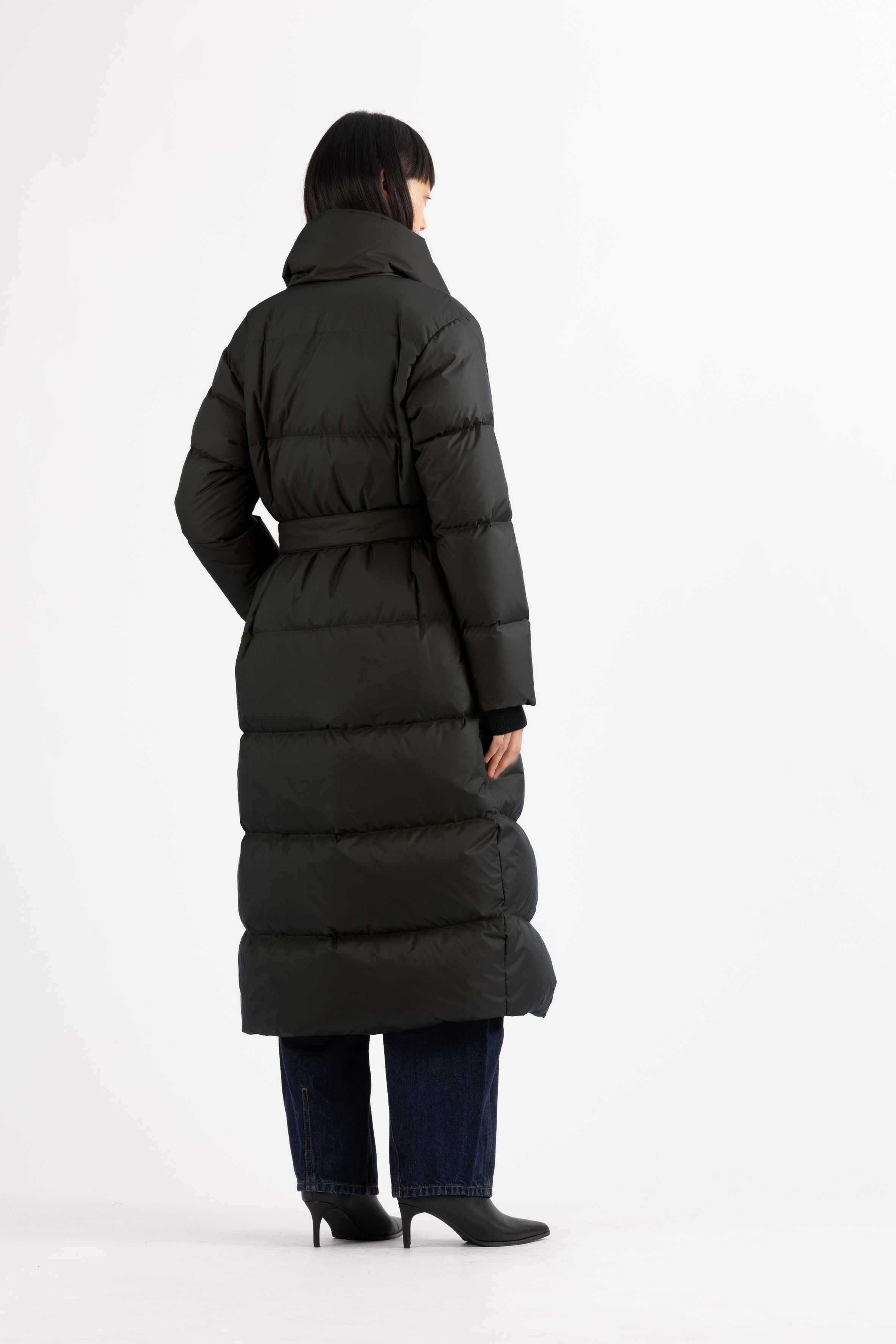 Long belted Lempelius down coat in the color deep green