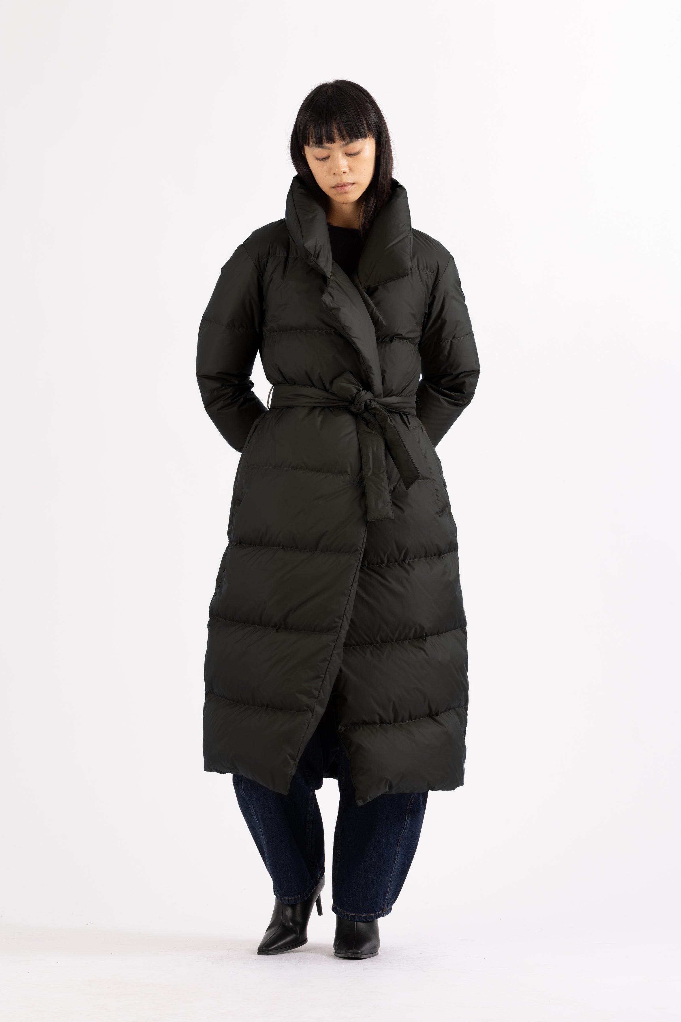 Long belted Lempelius down coat in the color deep green