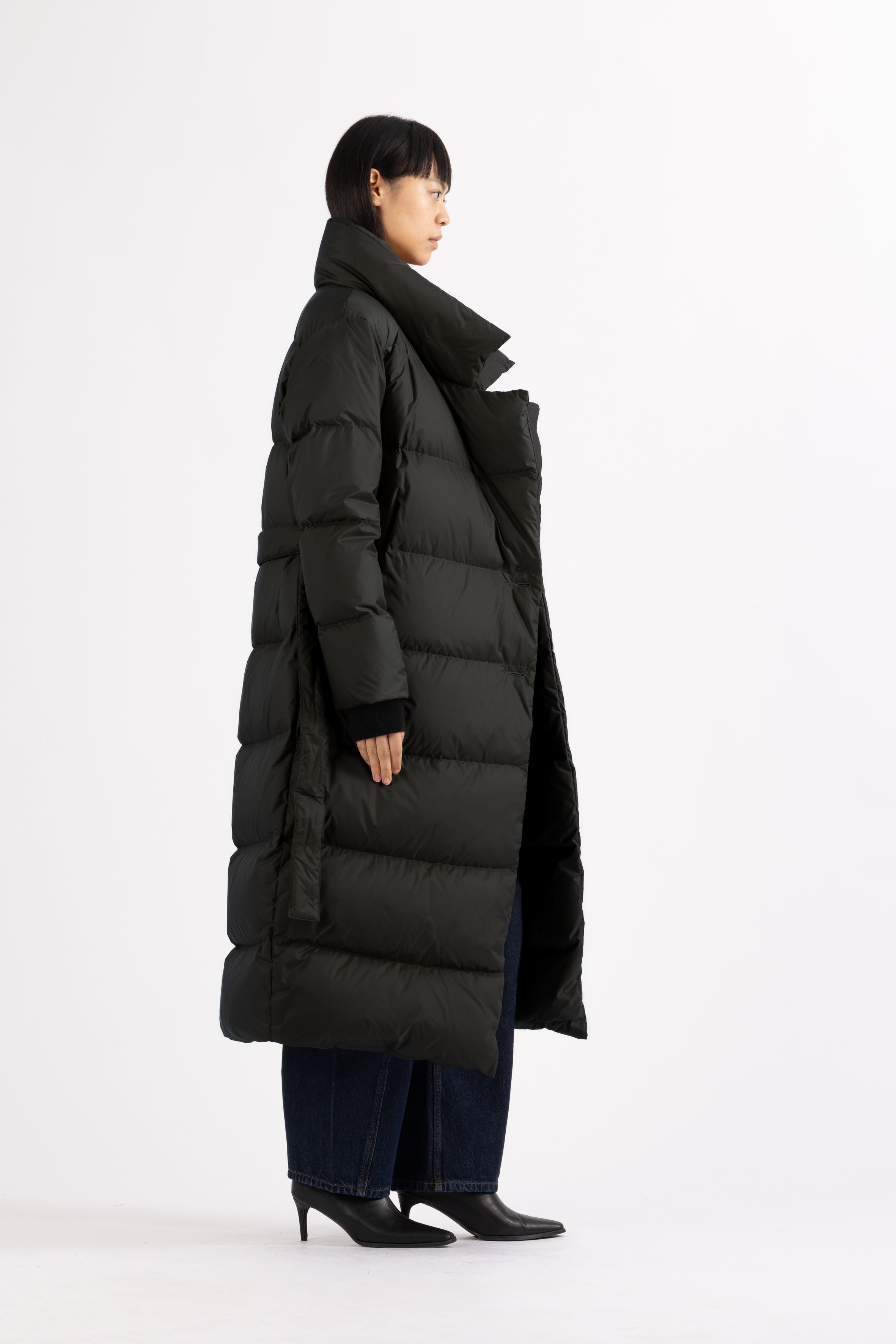 Long belted Lempelius down coat in the color deep green