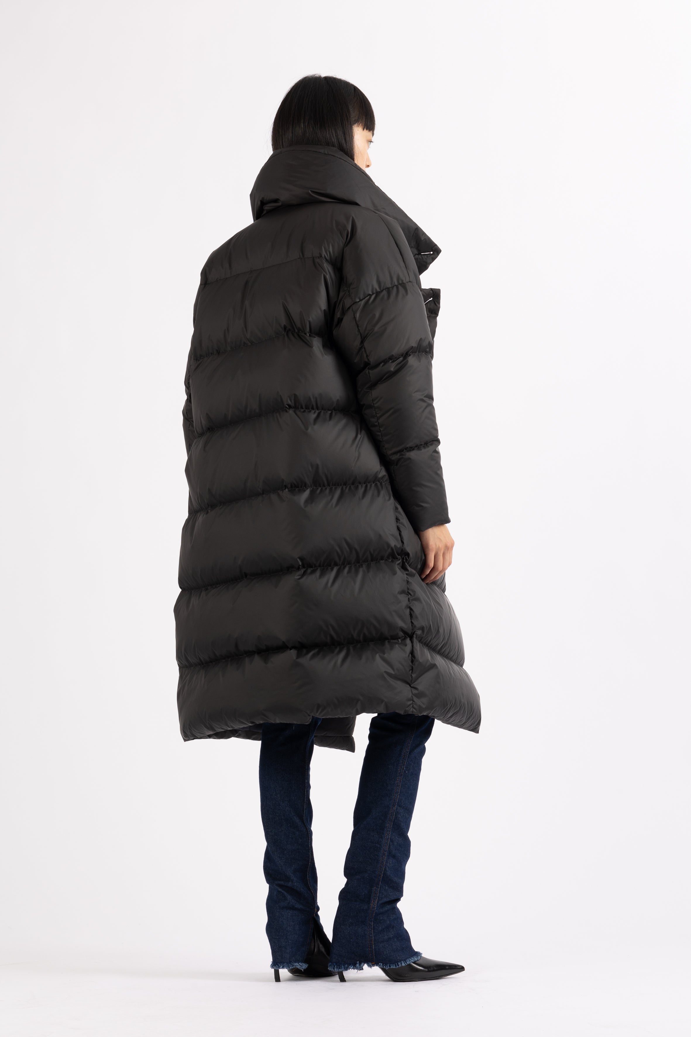 Oversized Lempelius wrap down coat in black