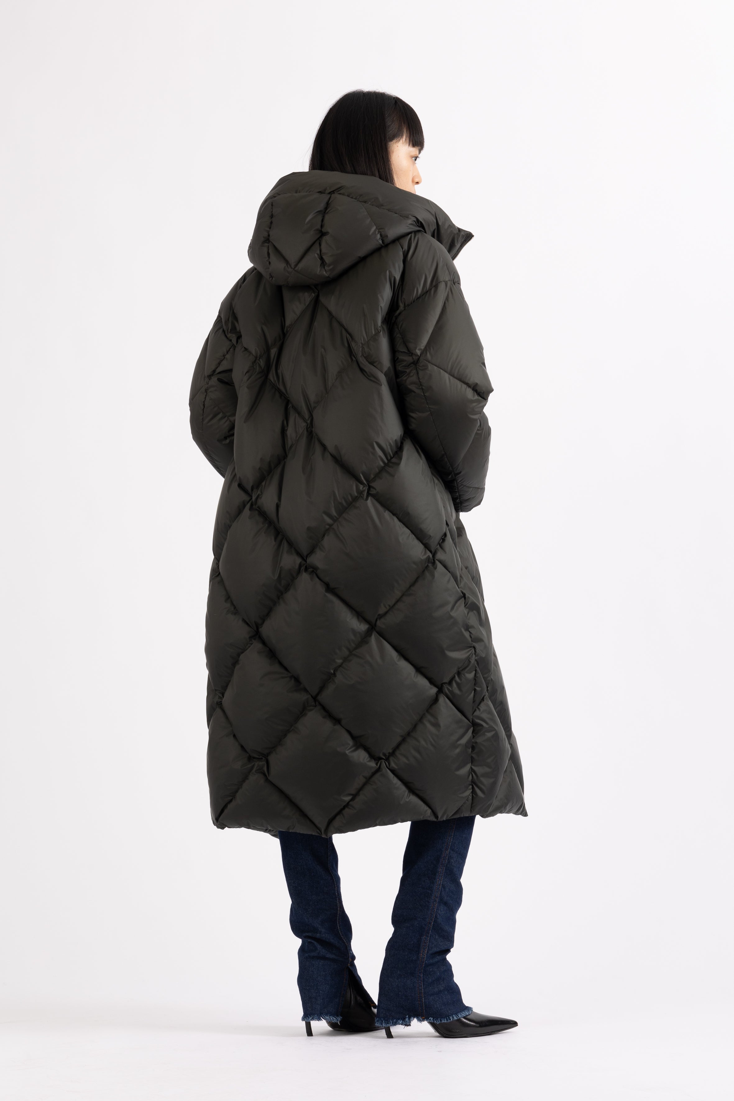 large Diamond Quilted down coat with polished two-way metal zipper