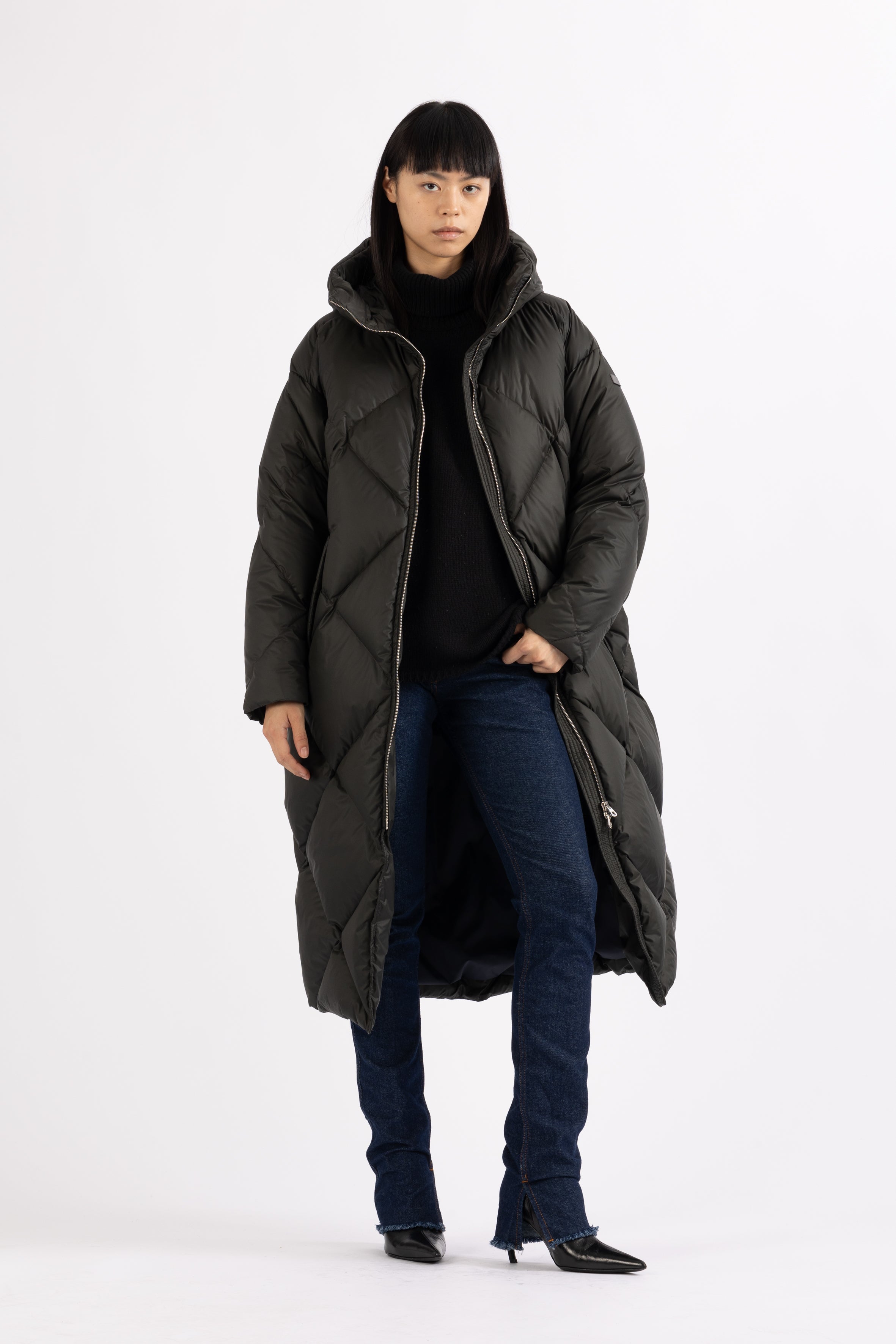 large Diamond Quilted down coat with polished two-way metal zipper