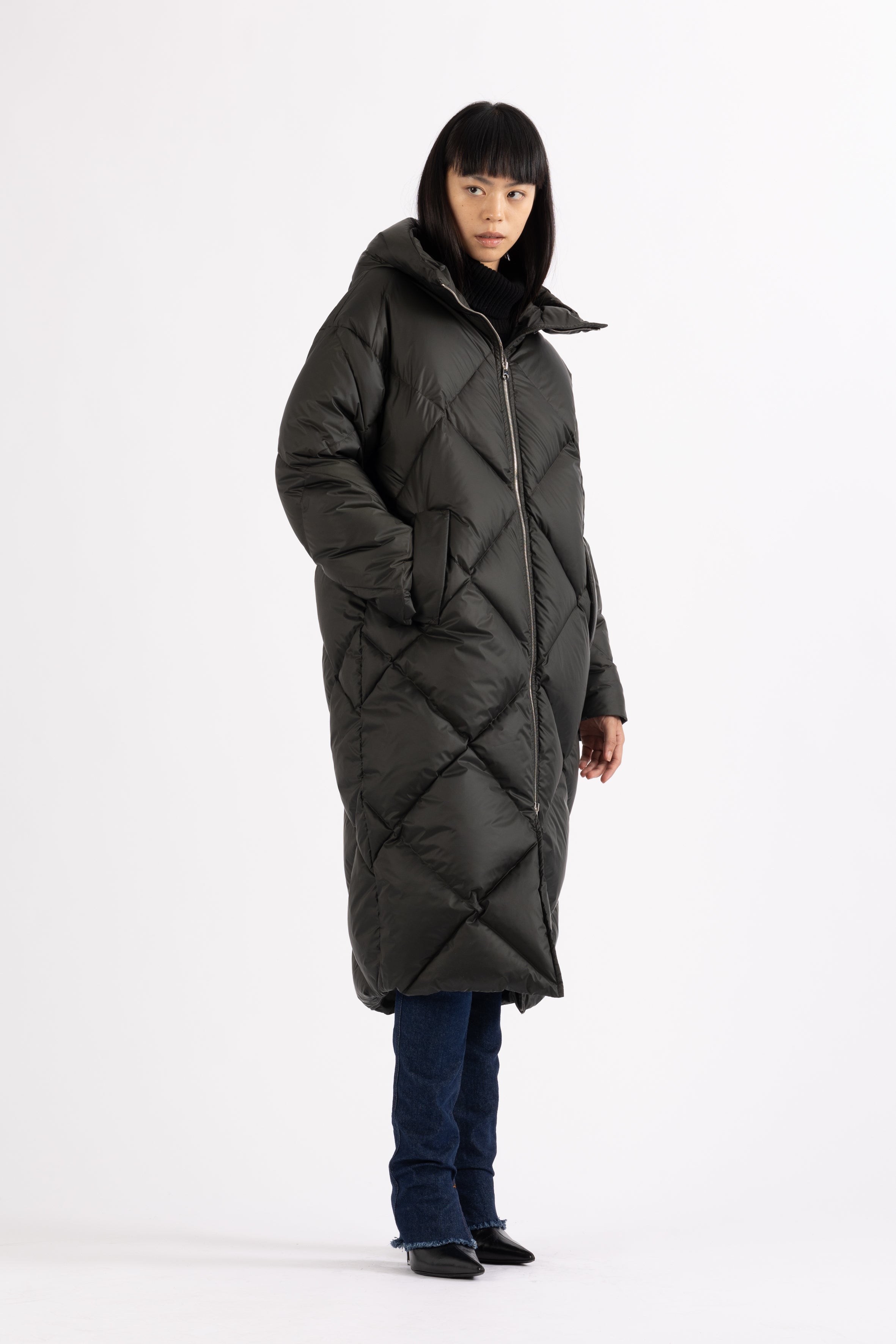 large Diamond Quilted down coat with polished two-way metal zipper