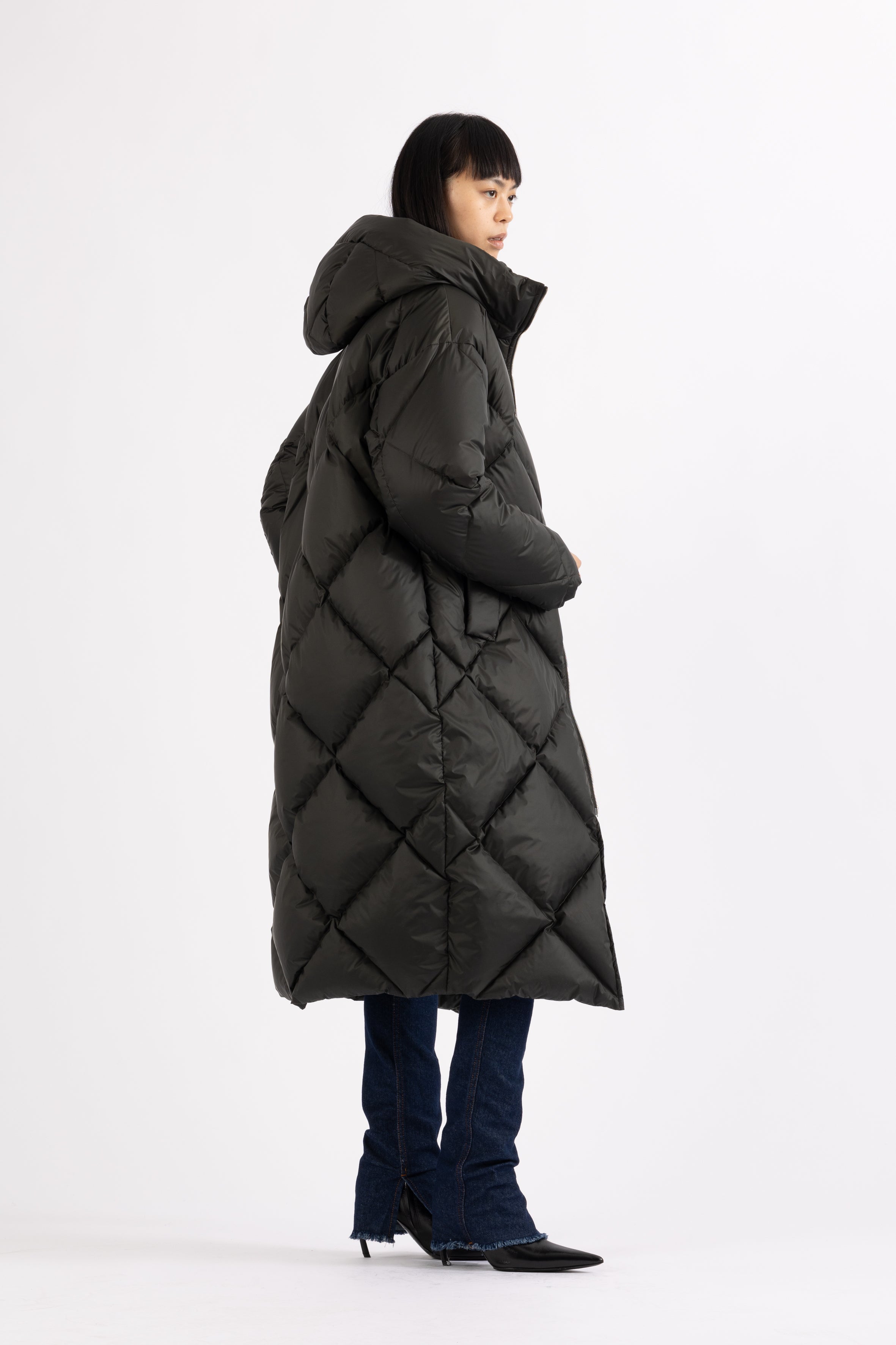 large Diamond Quilted down coat with polished two-way metal zipper