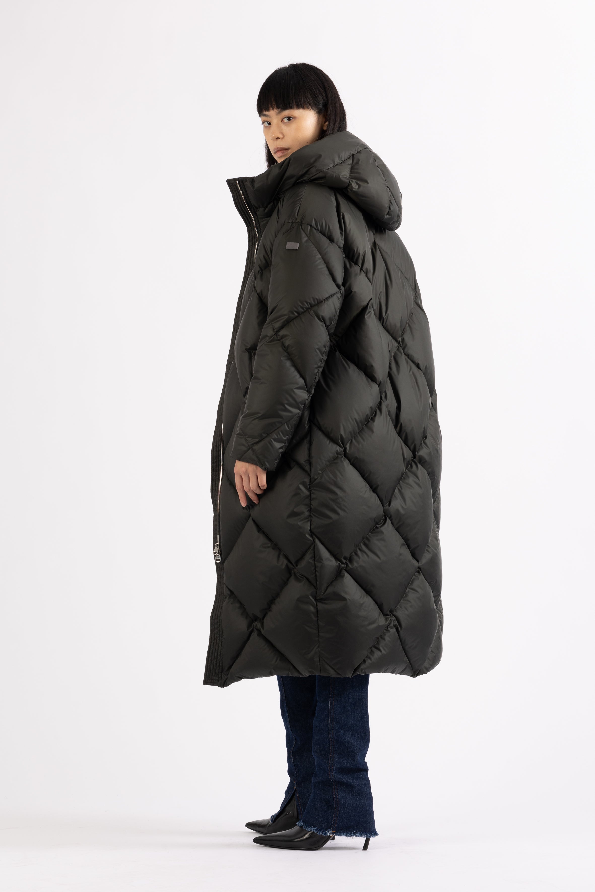 large Diamond Quilted down coat with polished two-way metal zipper