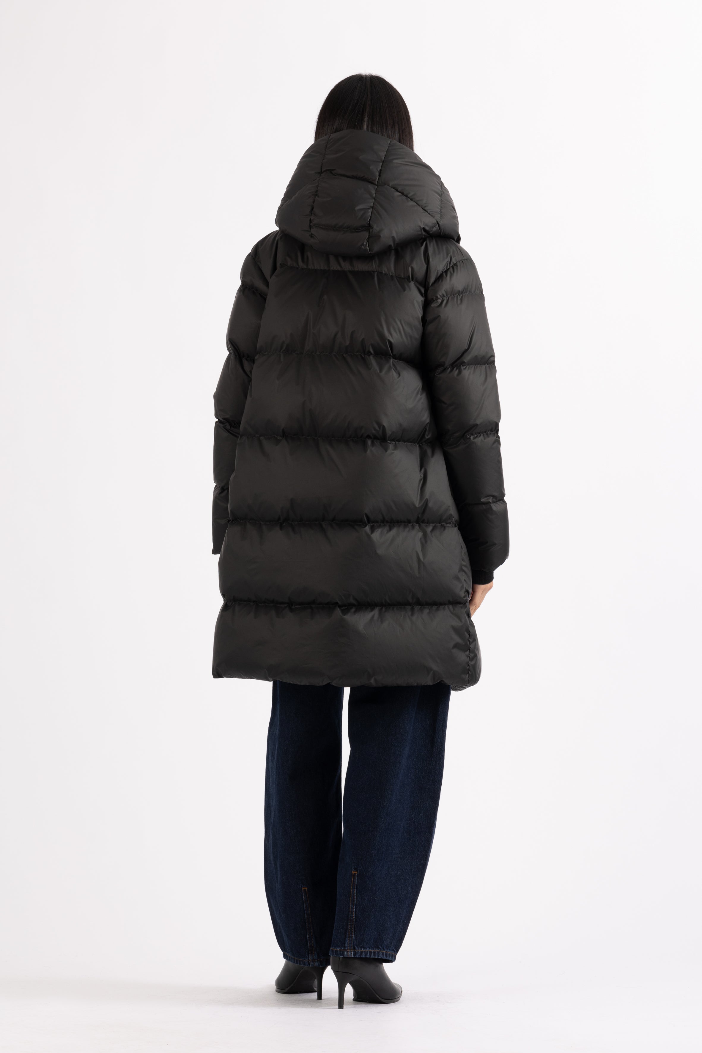 fitted mid lenght Lempelius down coat in black