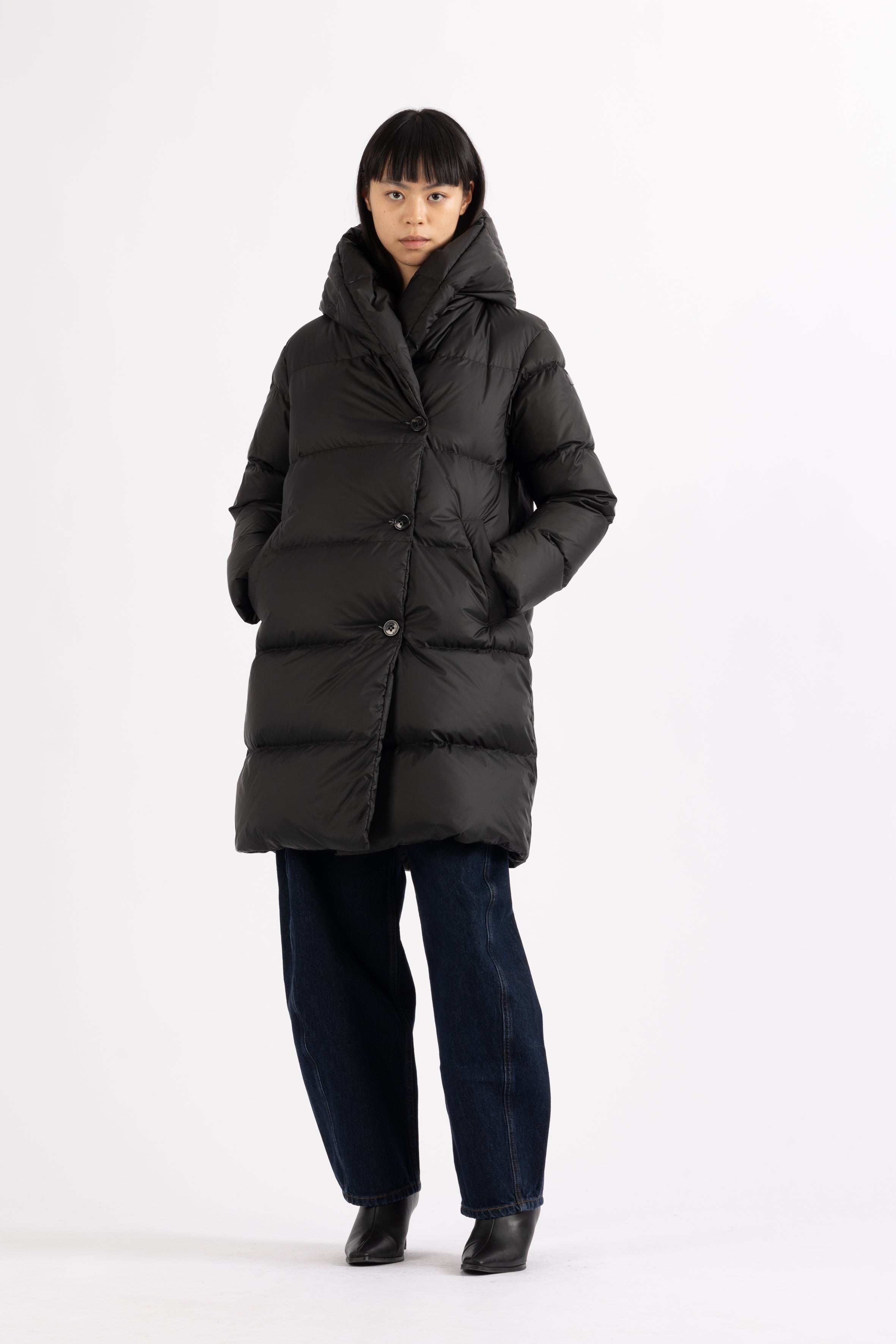 fitted mid lenght Lempelius down coat in black