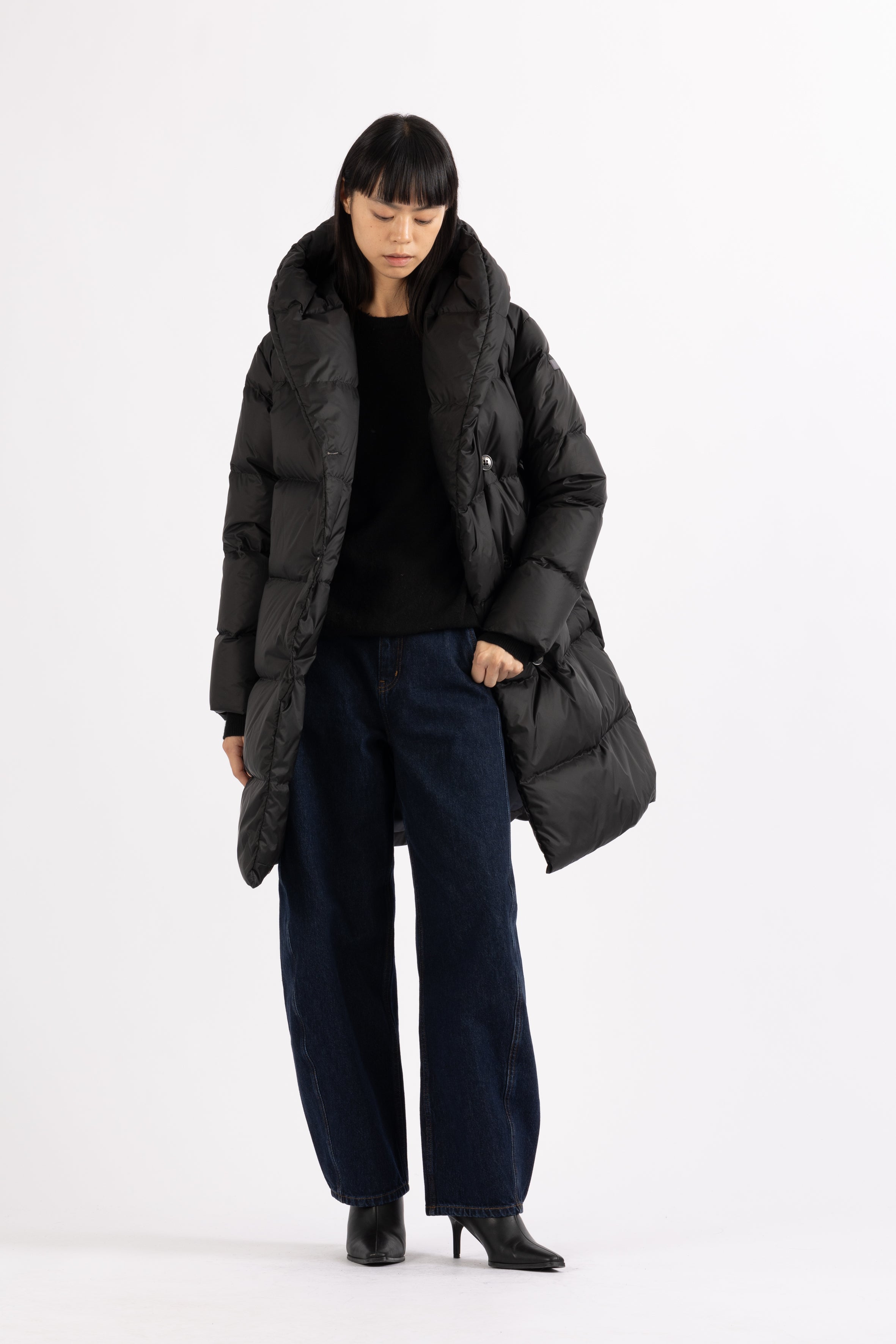 fitted mid lenght Lempelius down coat in black