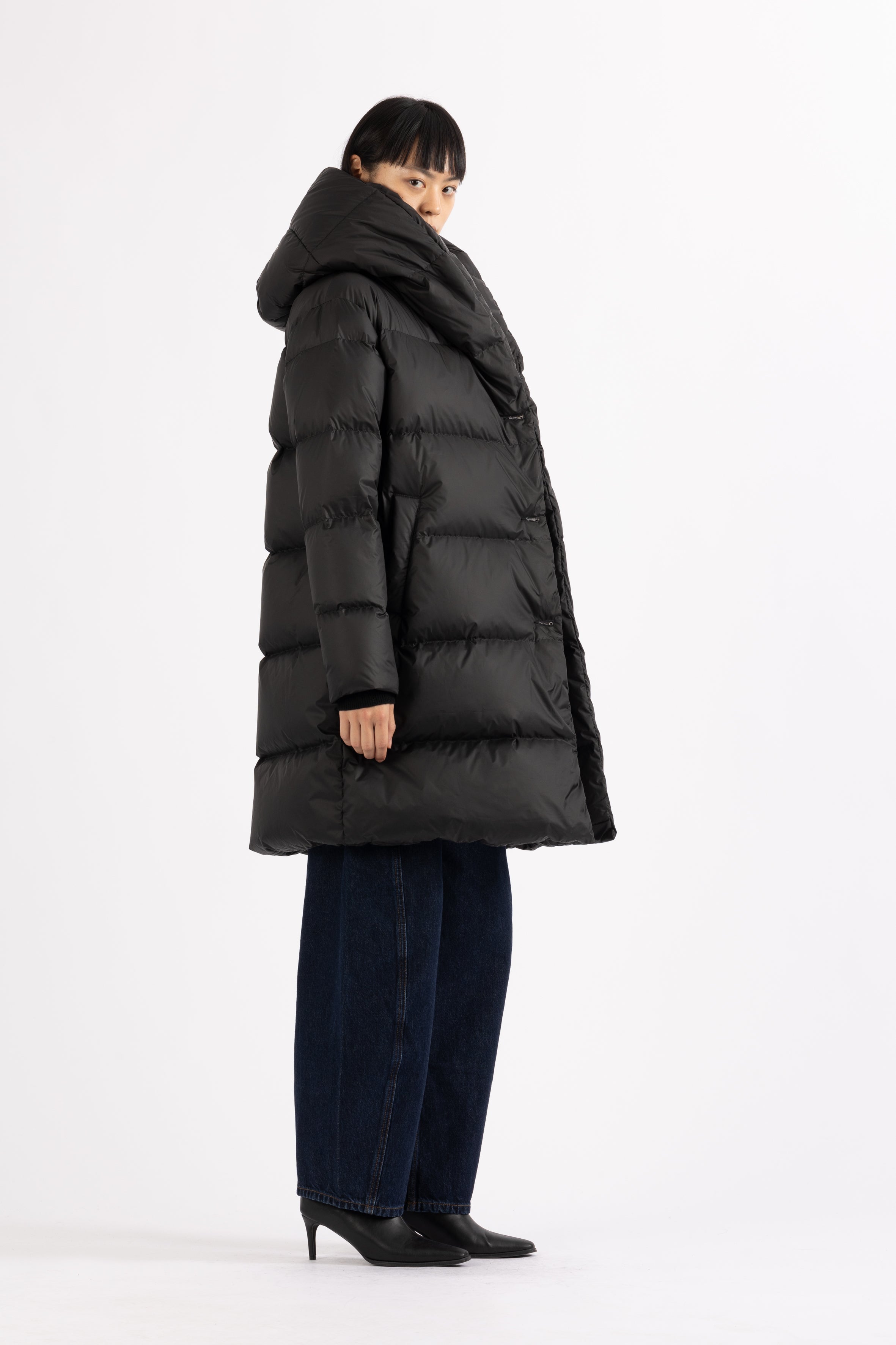 fitted mid lenght Lempelius down coat in black