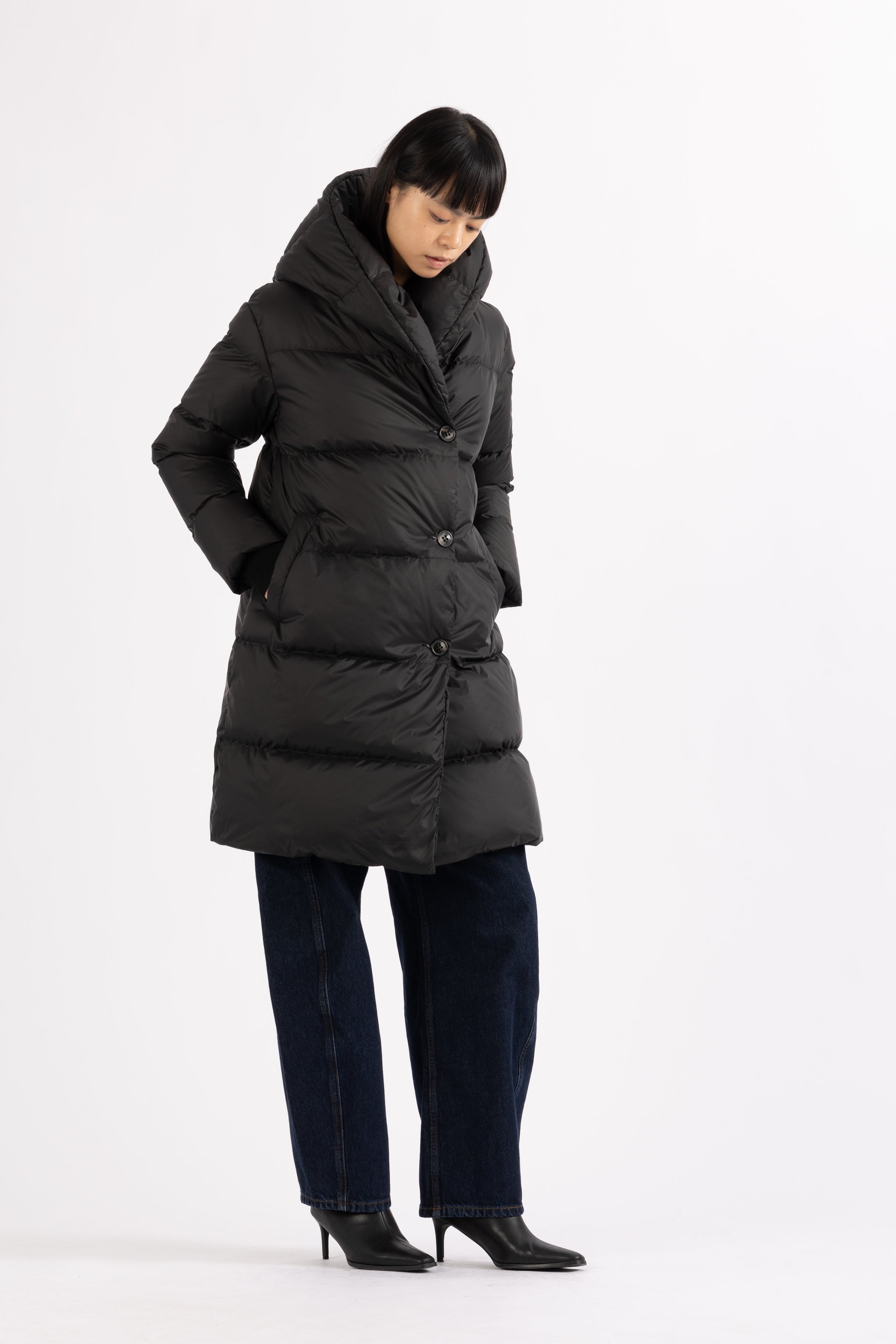 fitted mid lenght Lempelius down coat in black