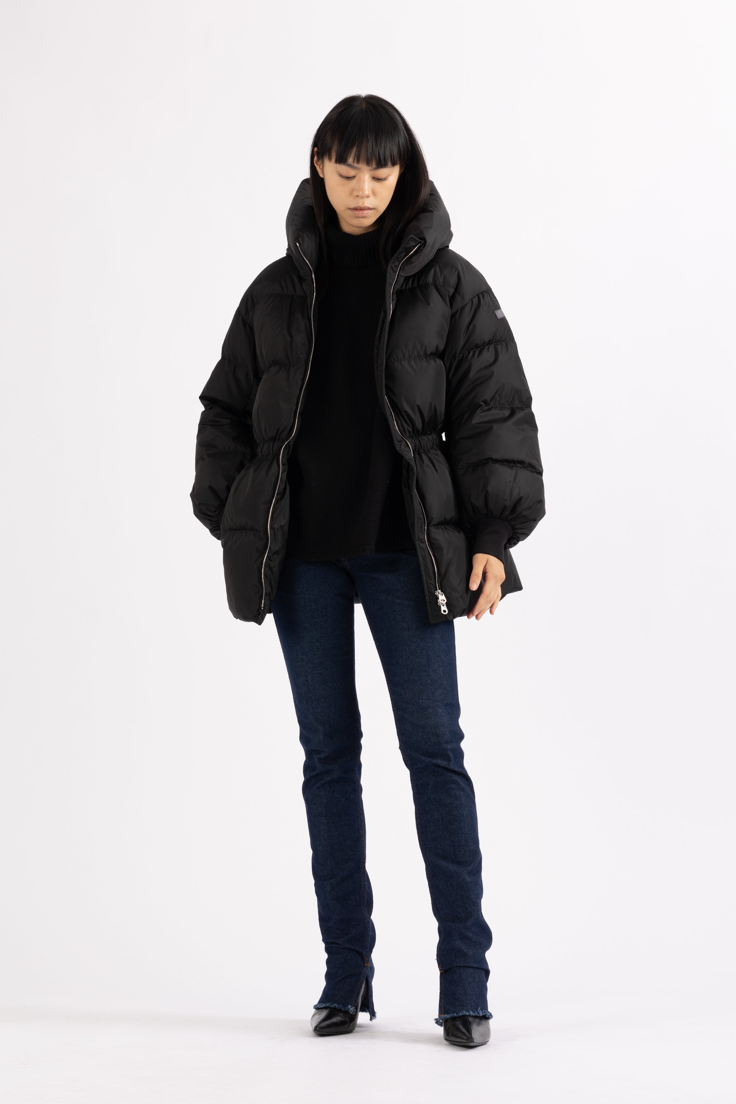 hooded LEMPELIUS short down jacket in black with cotton cuffs fitted at the waist