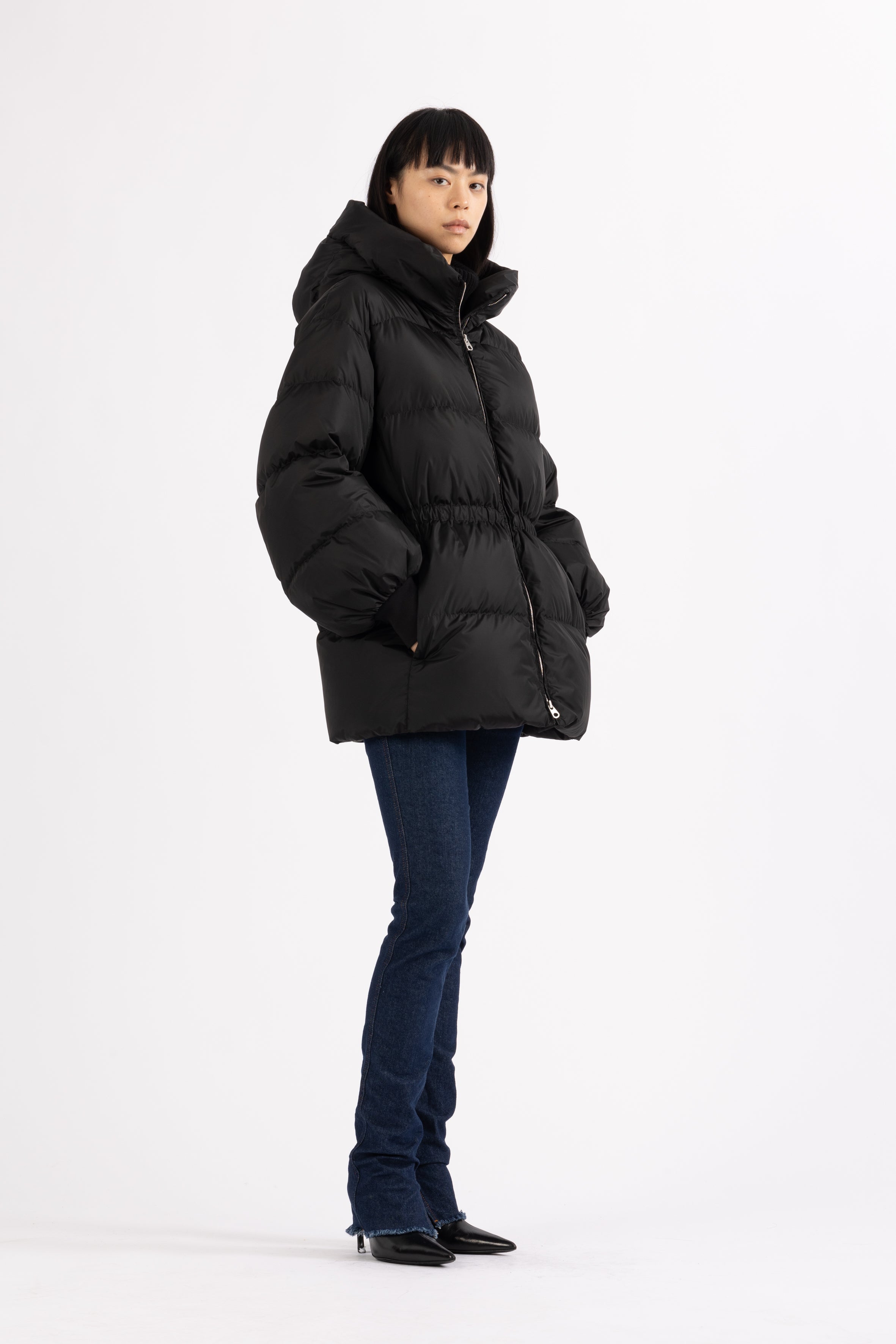 hooded LEMPELIUS short down jacket in black with cotton cuffs fitted at the waist