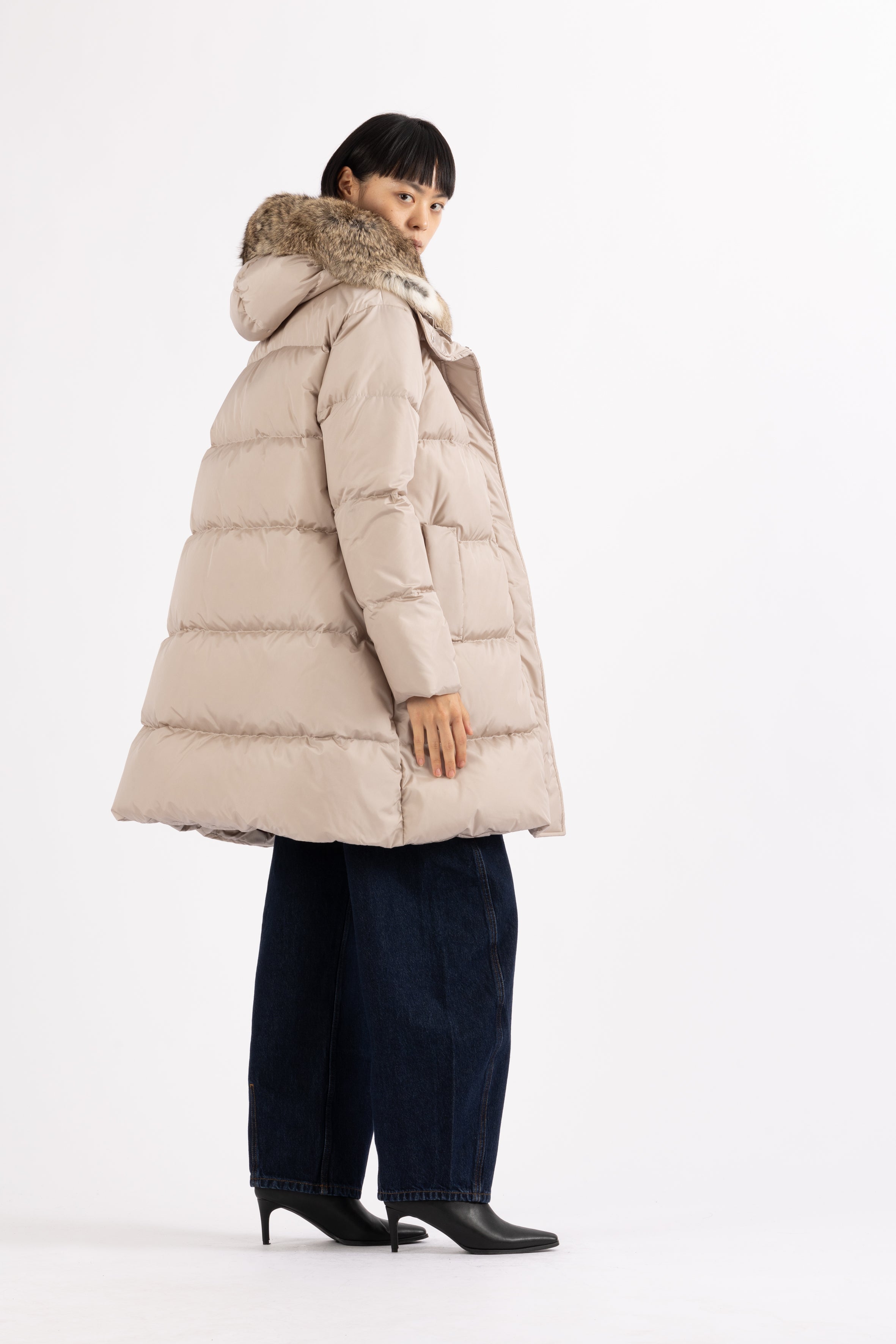 Minimal Lempelius down coat with welt pockets in sand