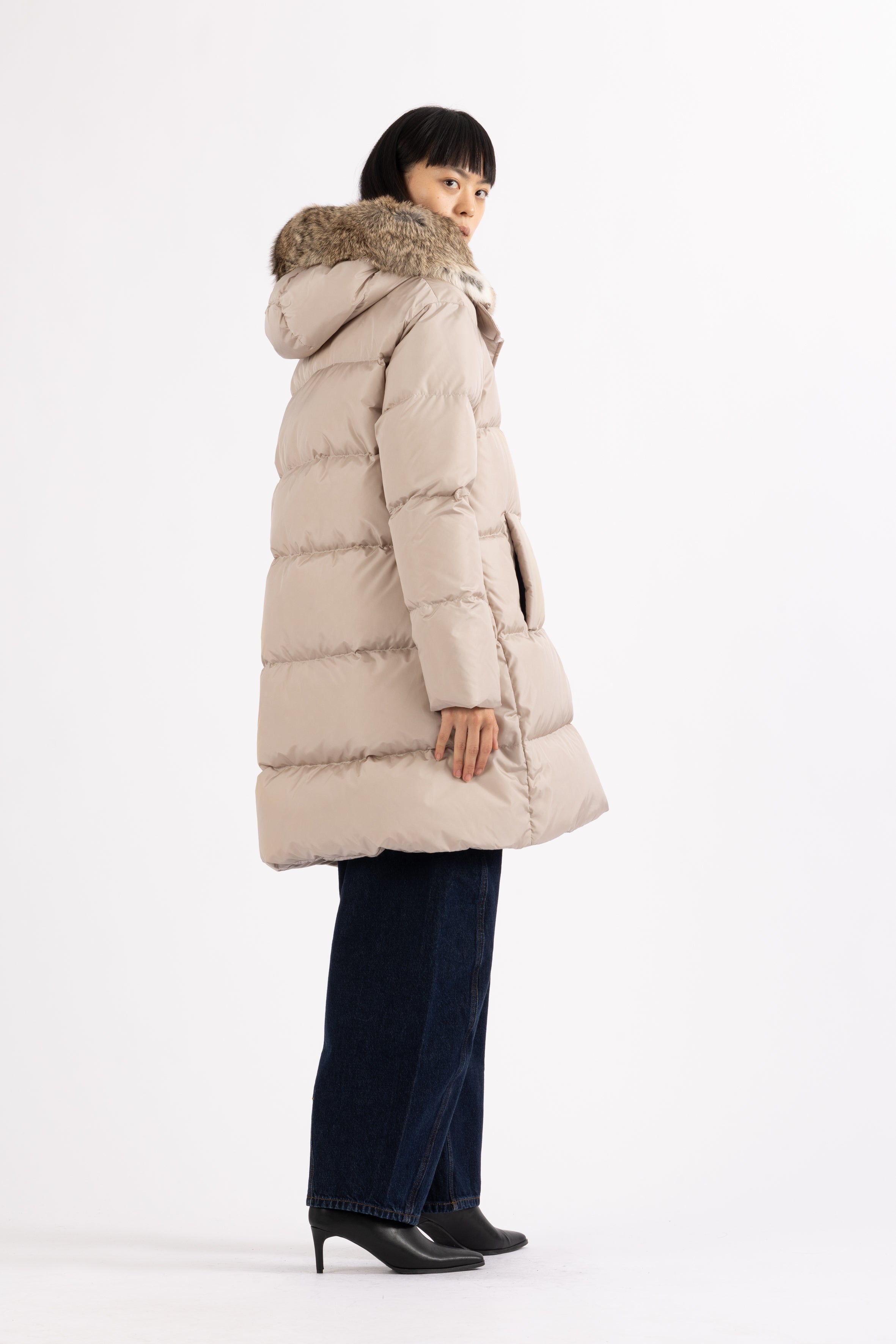 Minimal Lempelius down coat with welt pockets in sand