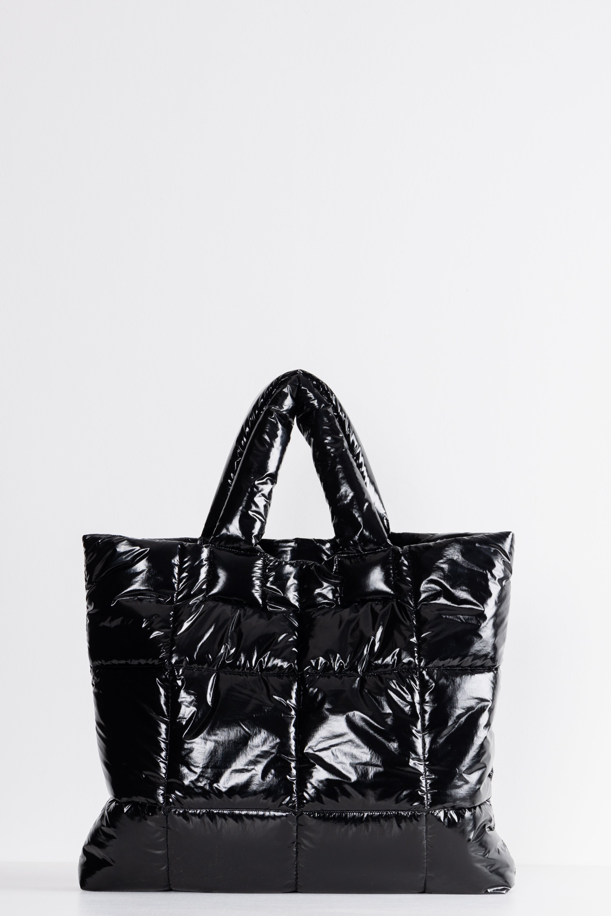 Voluminous Lempelius coated Puffer bag in the color black