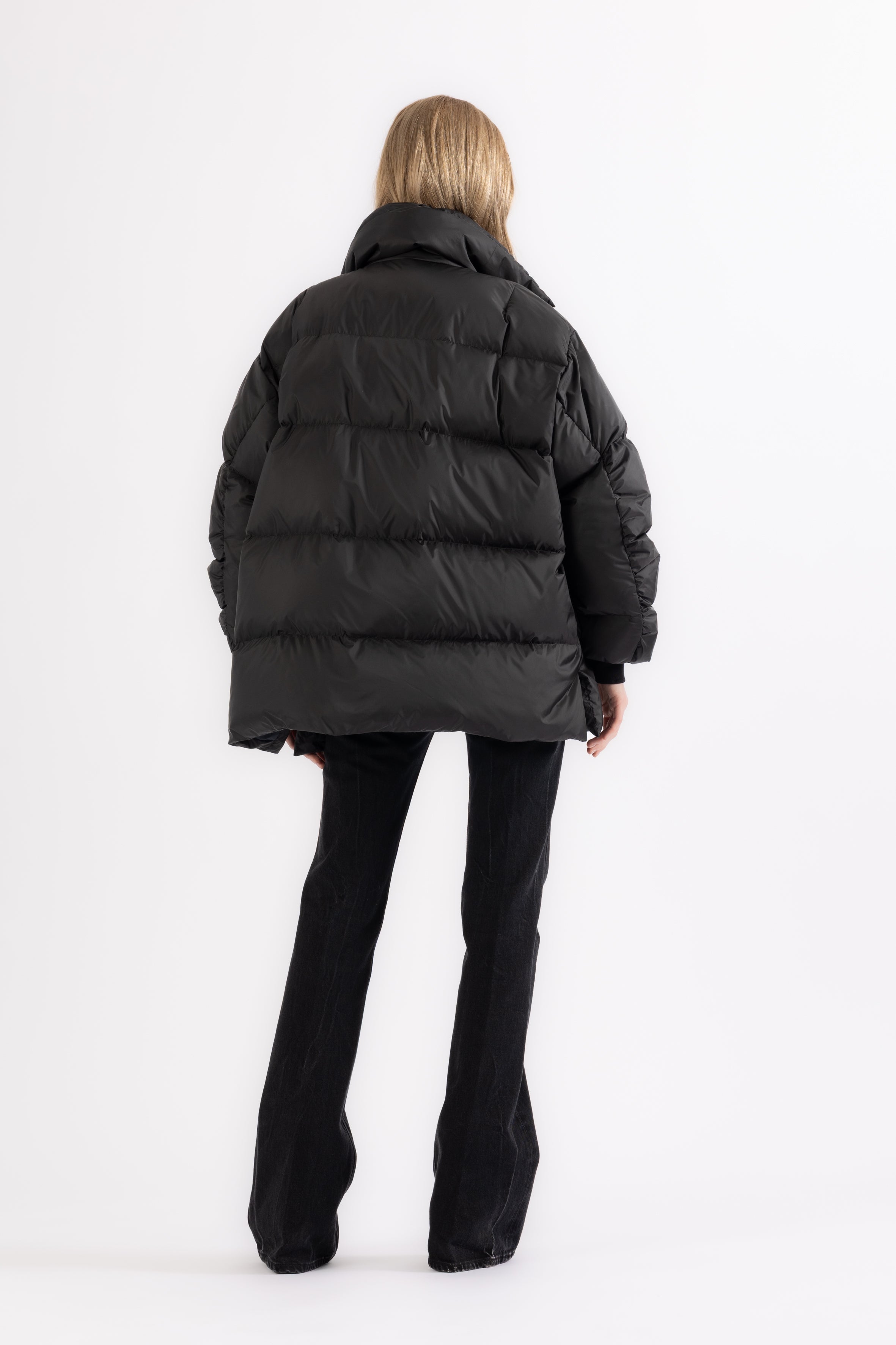 Woman wearing a LEMPELIUS puffer jacket from the back