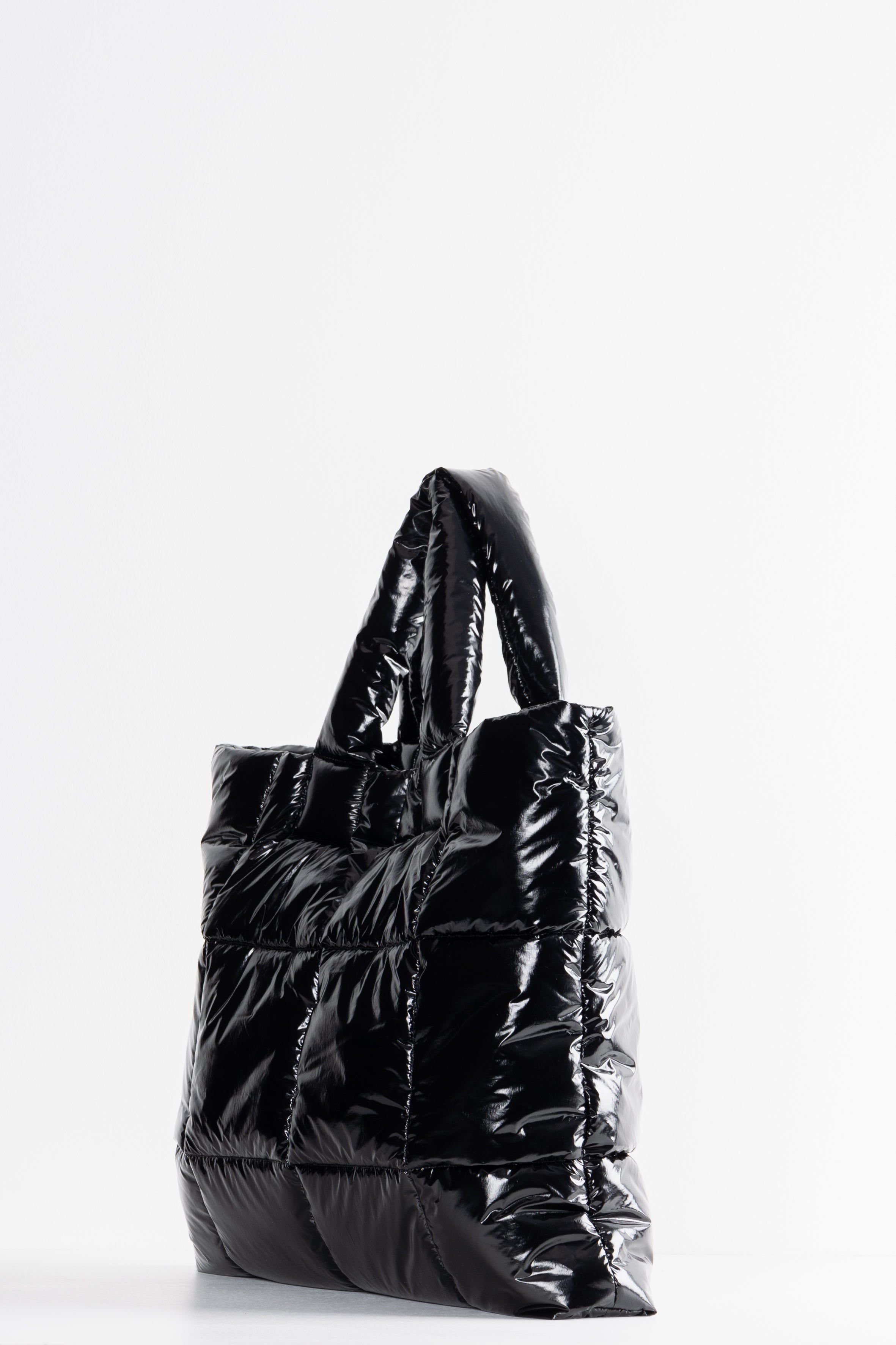 Voluminous Lempelius coated Puffer bag in the color black