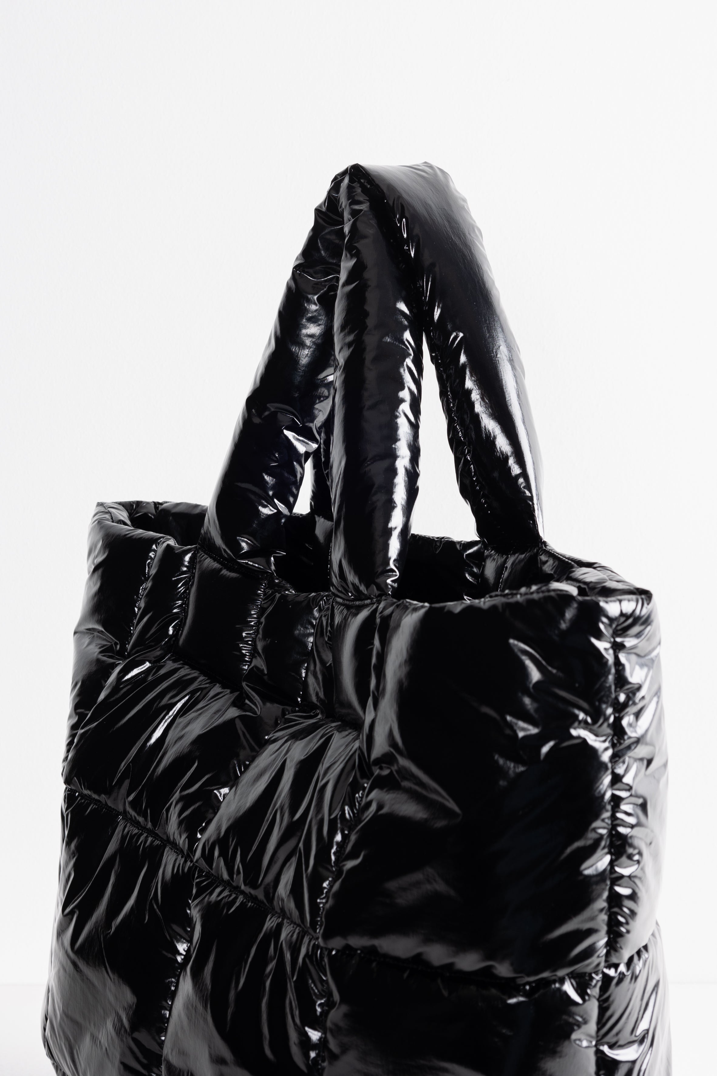 Voluminous Lempelius coated Puffer bag in the color black