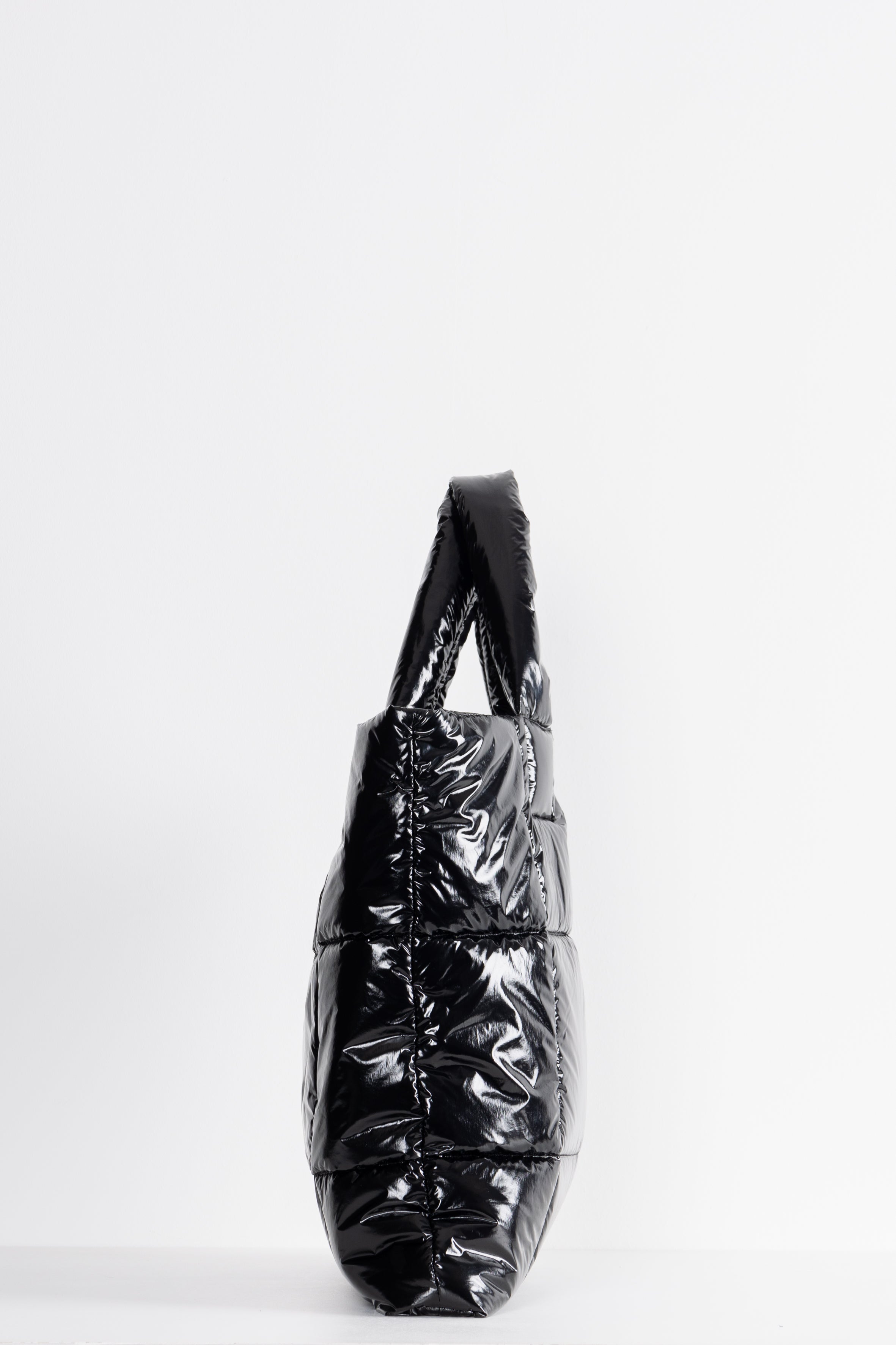 Voluminous Lempelius coated Puffer bag in the color black